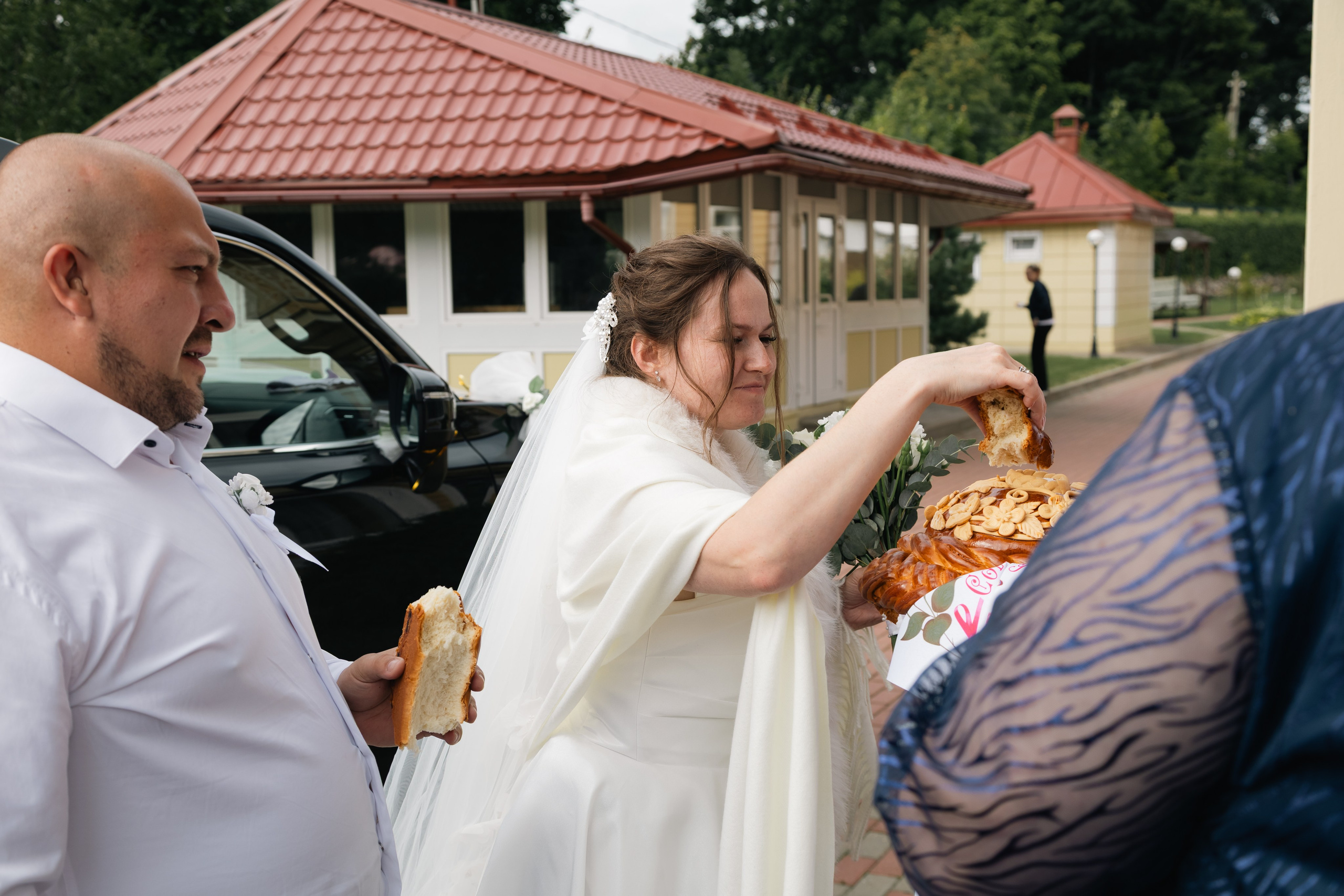 Свадебный банкет в Ашукино, встреча жениха и невесты, каравай, свадебный танец, свадебный торт. Юлия Егорова | Свадебный фотограф, семейный фотограф Москва, МО • Портреты • репортажи • день рождения • Love Story • дети