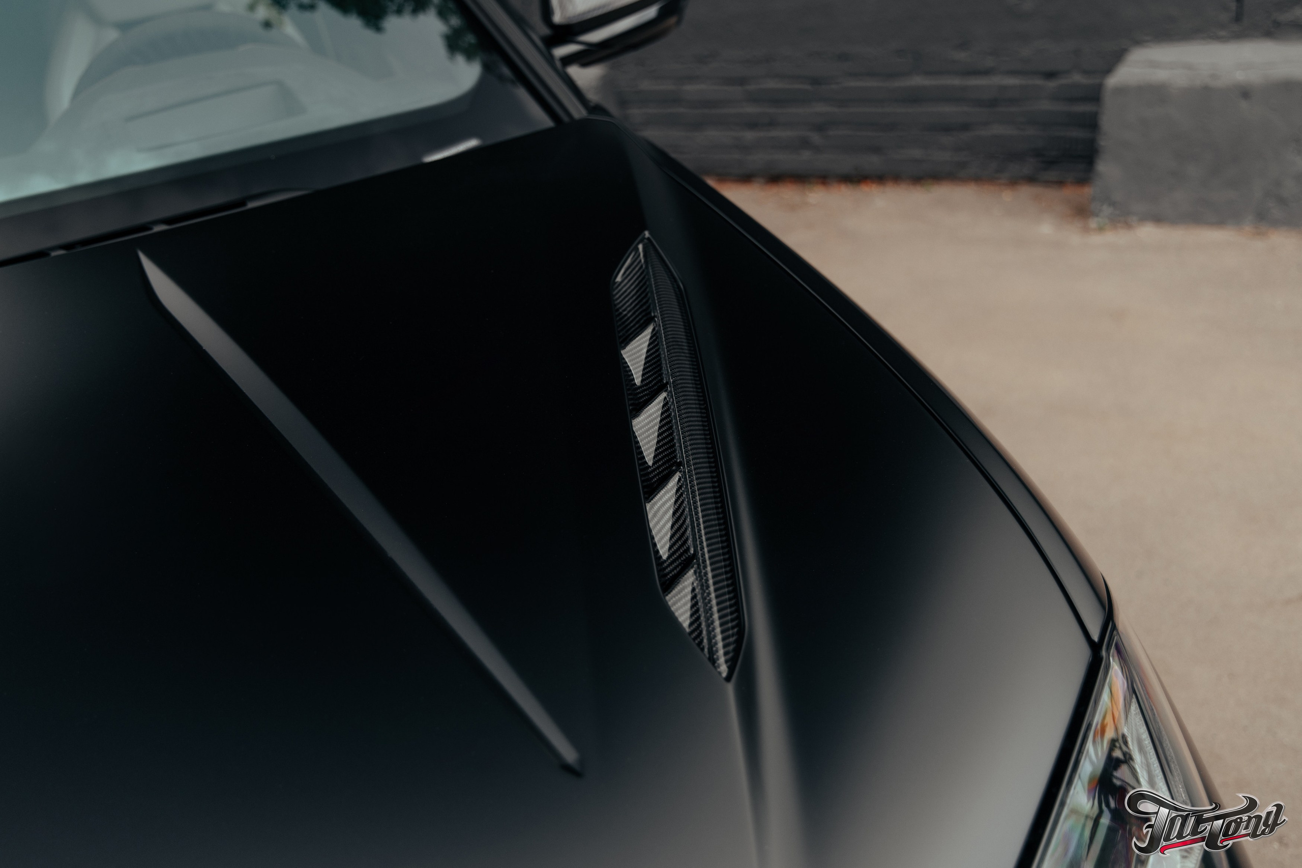 Lamborghini Urus ламинация карбоном вставок в капот, спойлеров, крышки багажника и зеркал. DeLorein