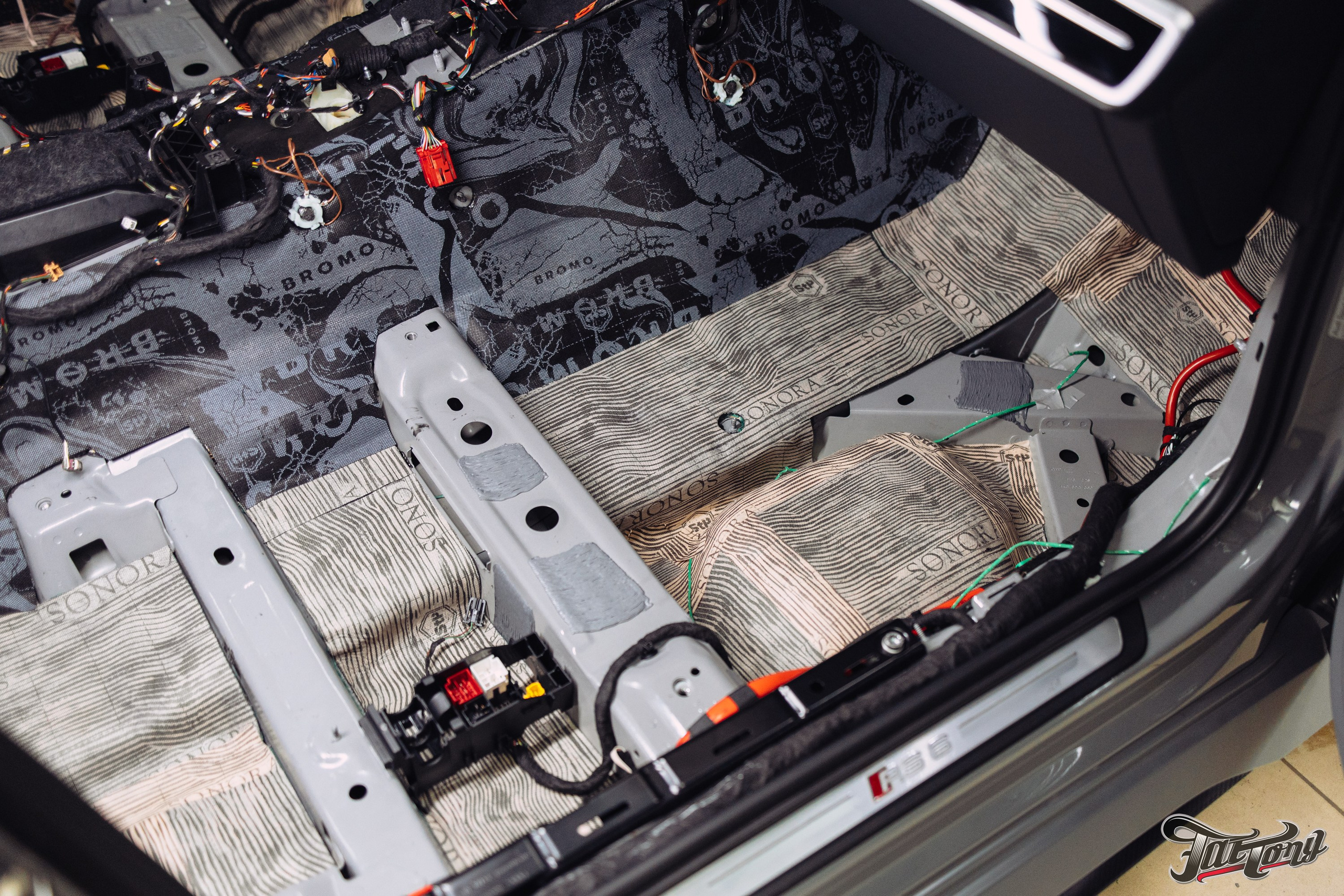 Audi RS6 снятие старой шумоизоляции и нанесение новой. DeLorein