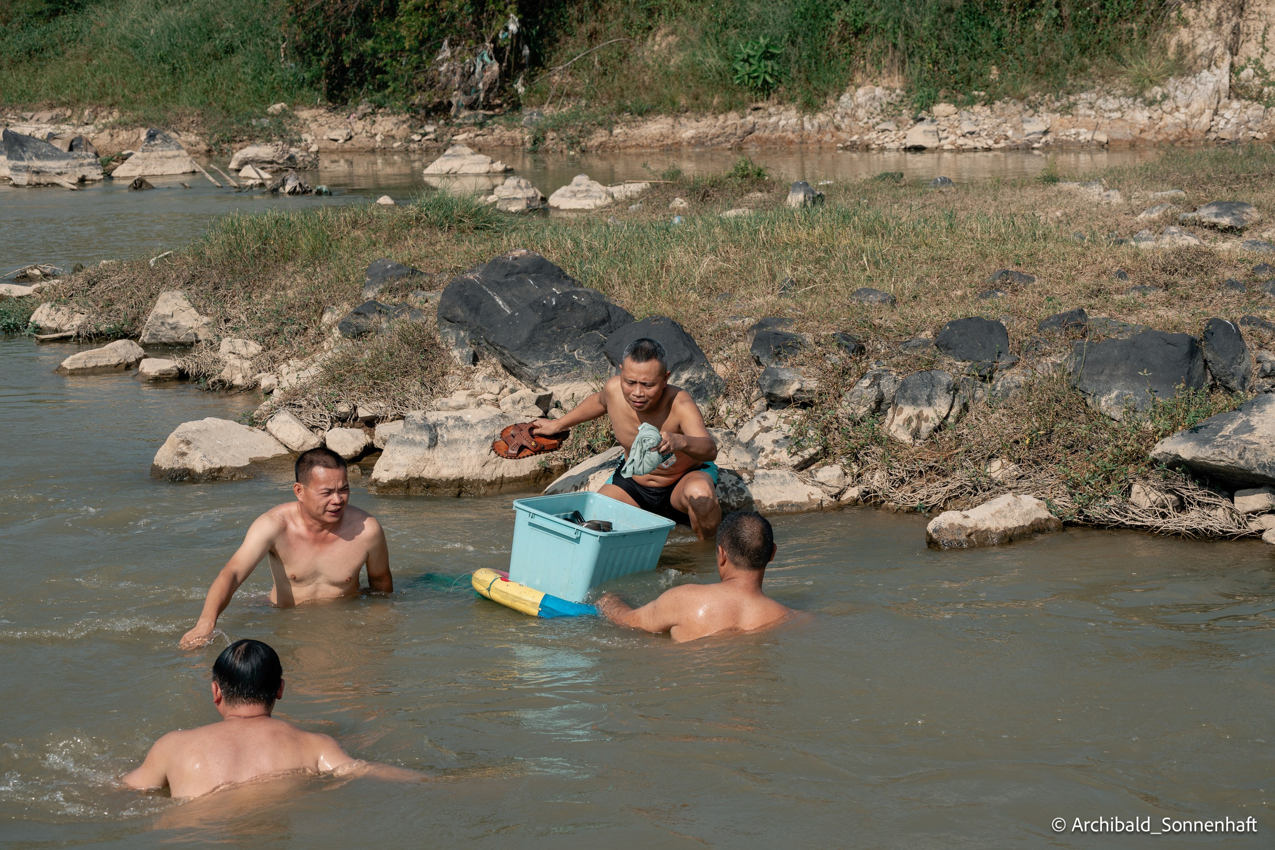 Weekend kayaking trip. Photographer in Guangzhou, China. Archibald Sonnenhaft