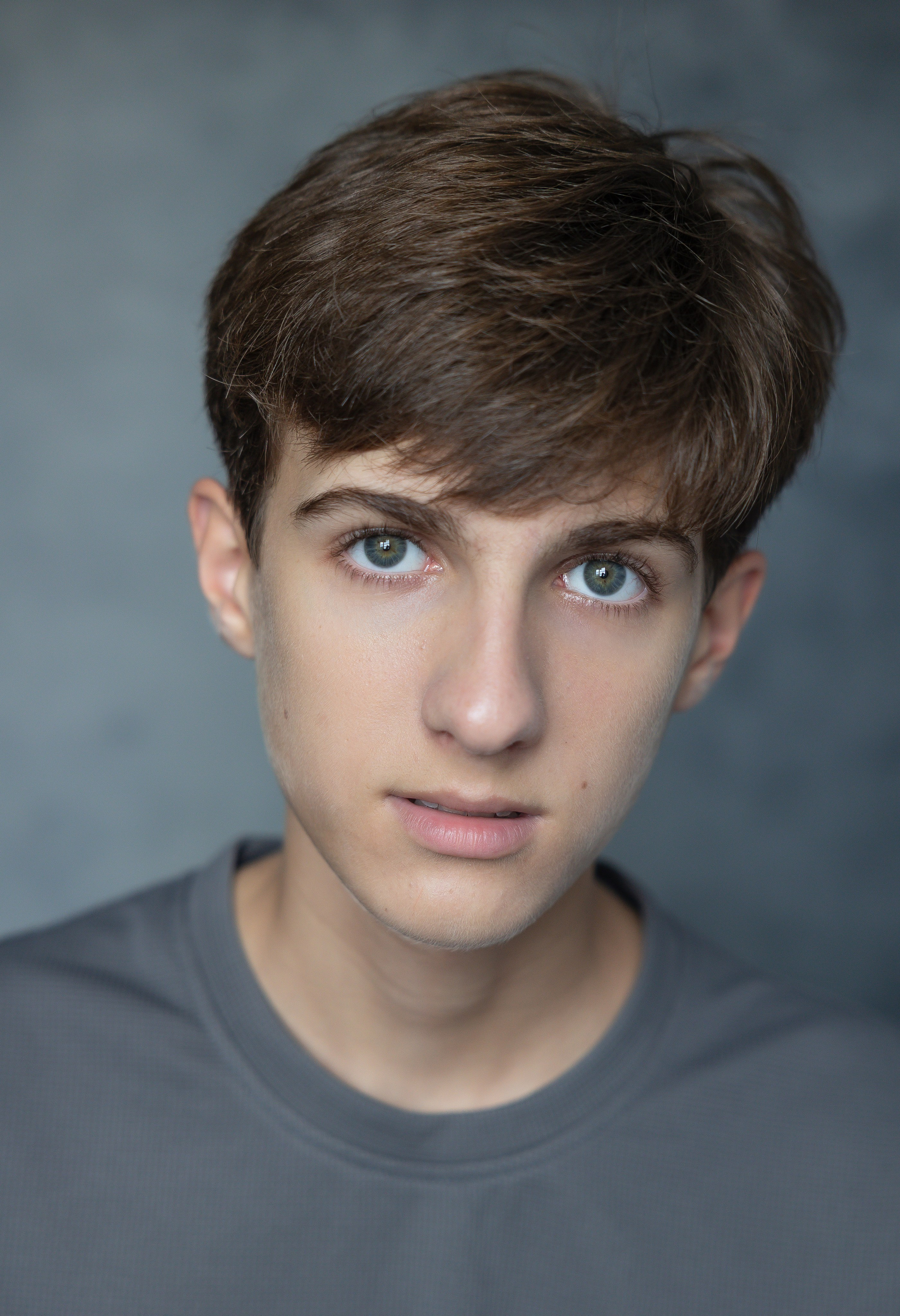 АРТЁМ. Я фотограф из Москвы к Вашим услугам