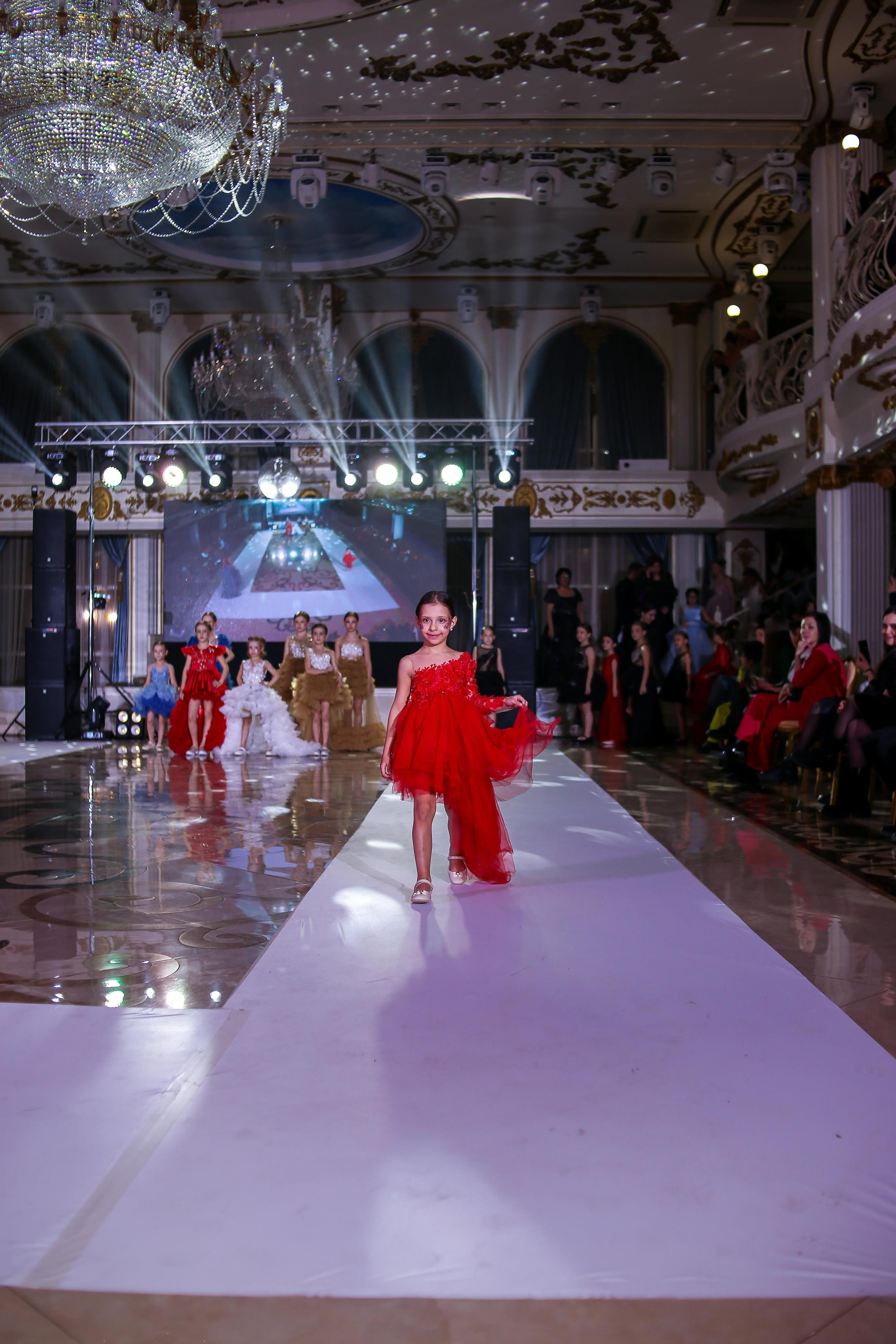 МОДНЫЙ ПОКАЗ С УЧАСТИЕМ МОДЕЛЕЙ MIA. Модельная студия MIA Models