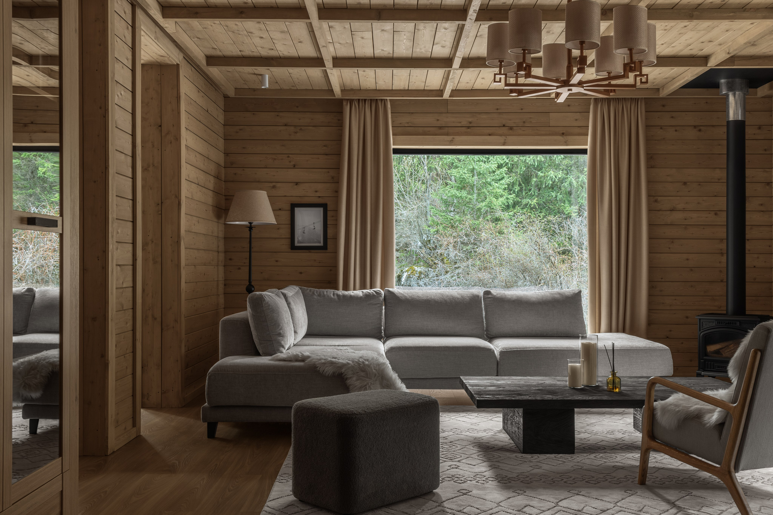 Профессиональная фотосъёмка отеля в Алматы, гостиная в деревянном домике для отдыха.