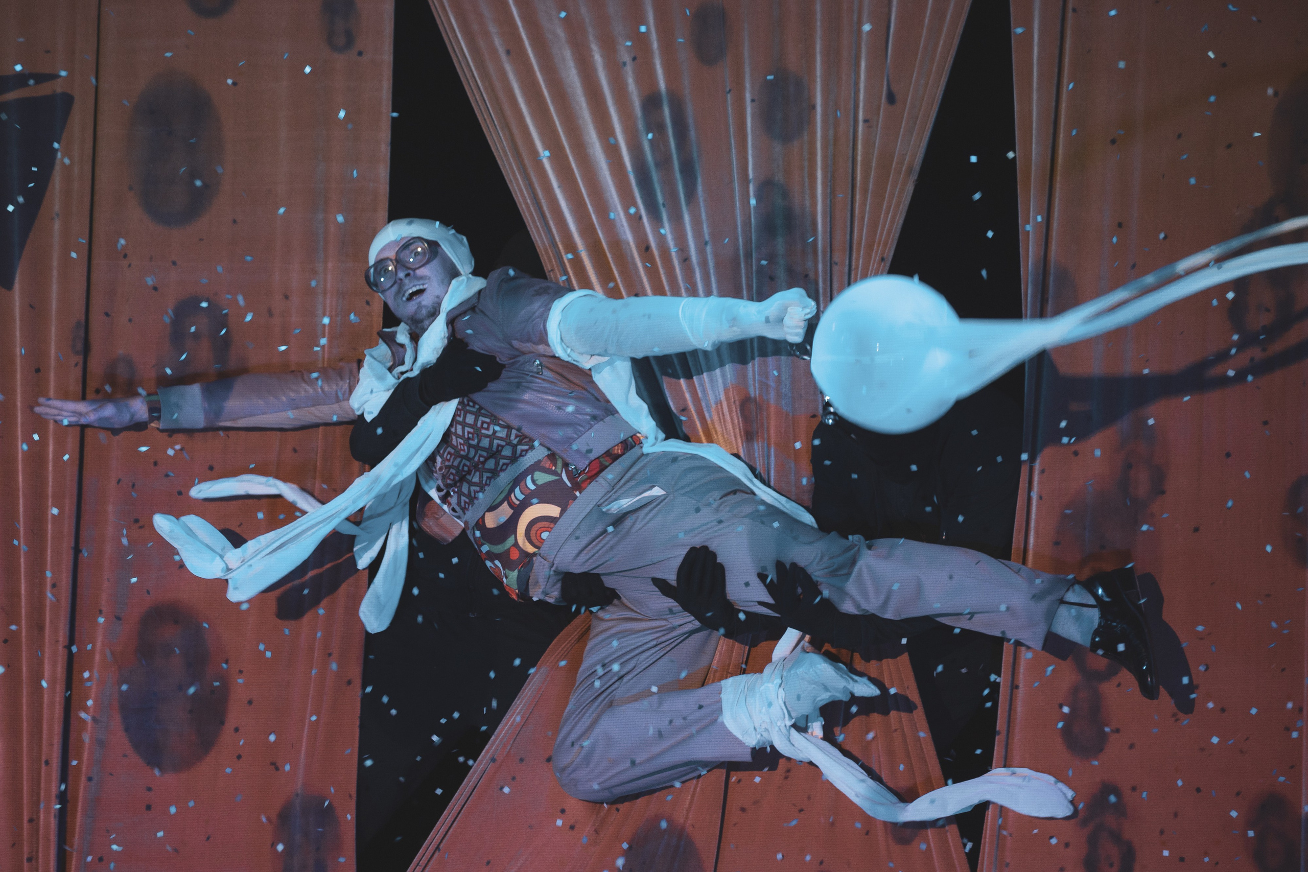 Петерс_Театр Старый дом_Новосибирск. Фотограф. г. Южно-Сахалинск. Олег Толстов