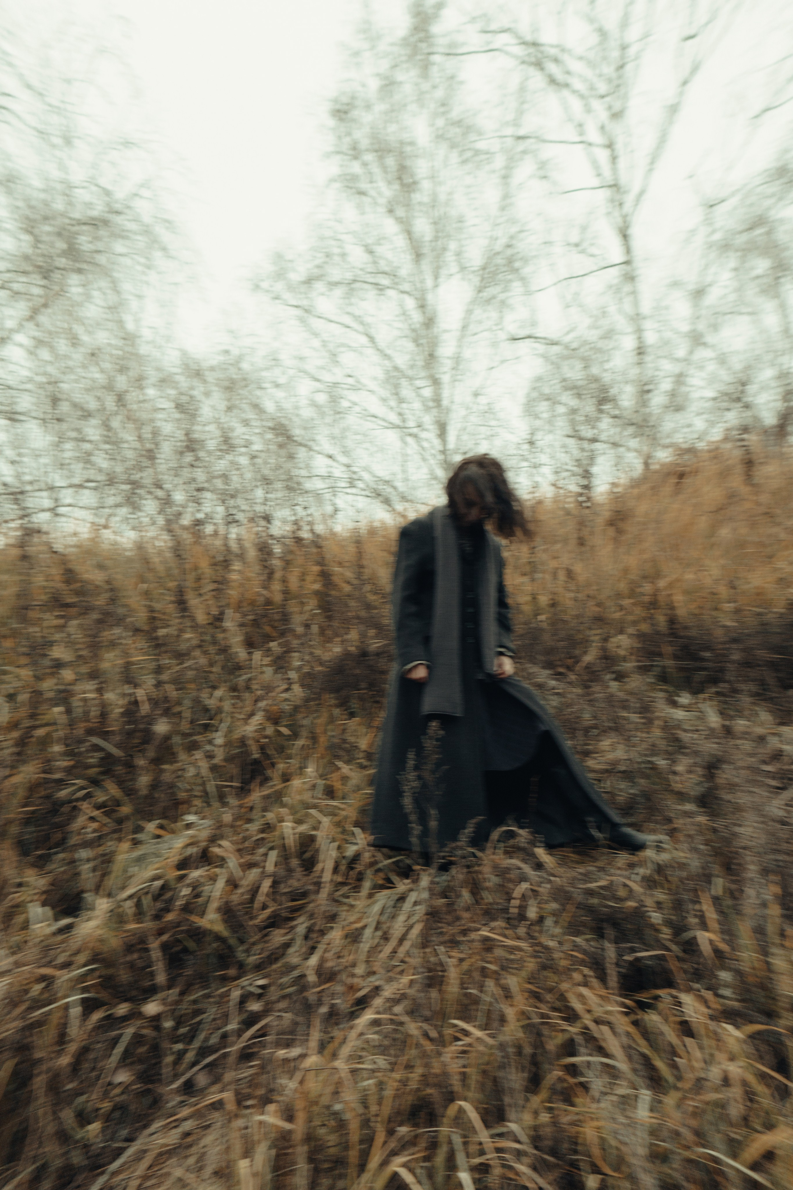 Осенняя прогулочная фотосессия, крутая фотосессия в казани. фотосессия в черном пальто в Казани