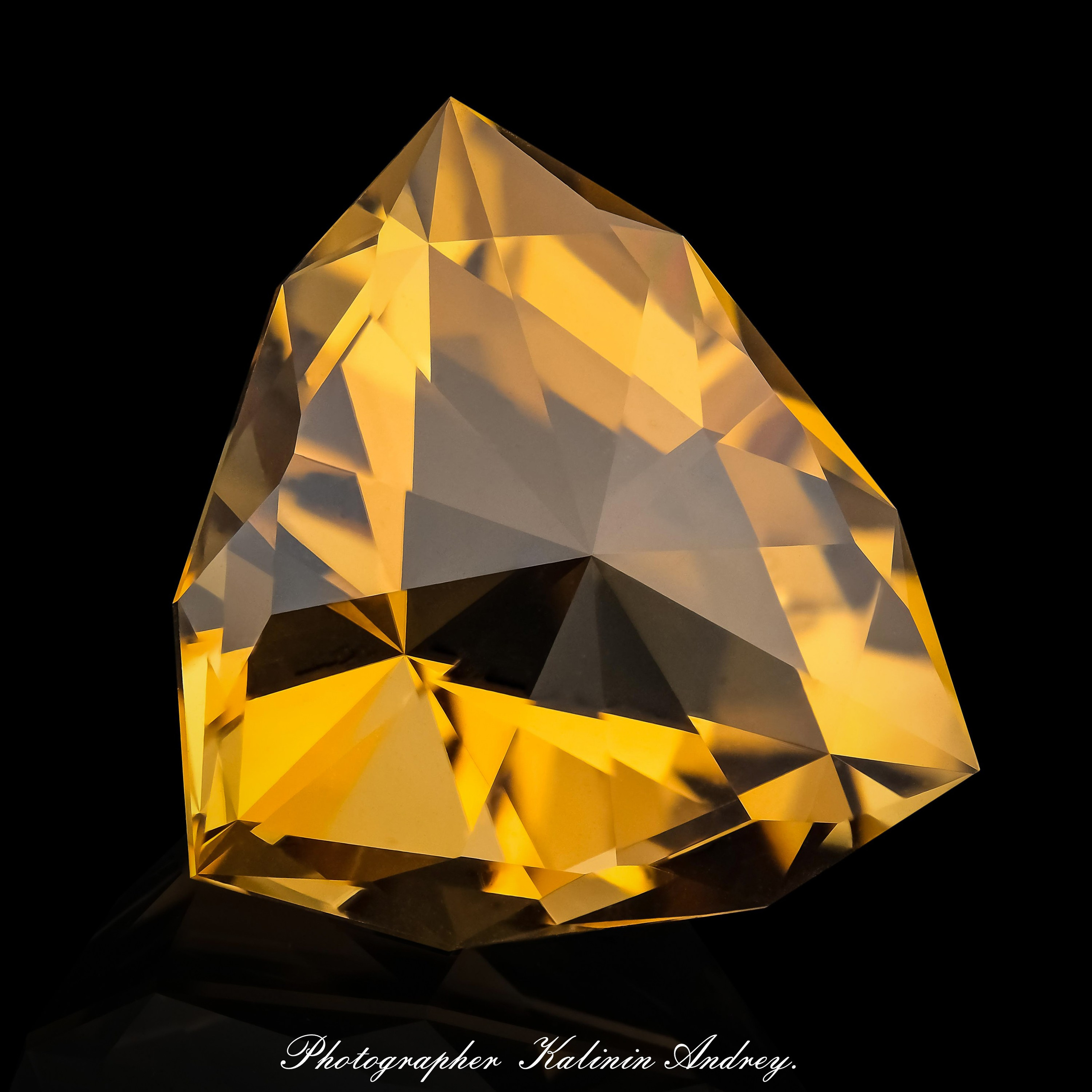 Профессиональная фотосъёмка украшений с драгоценными и полудрагоценными камнями в Москве.