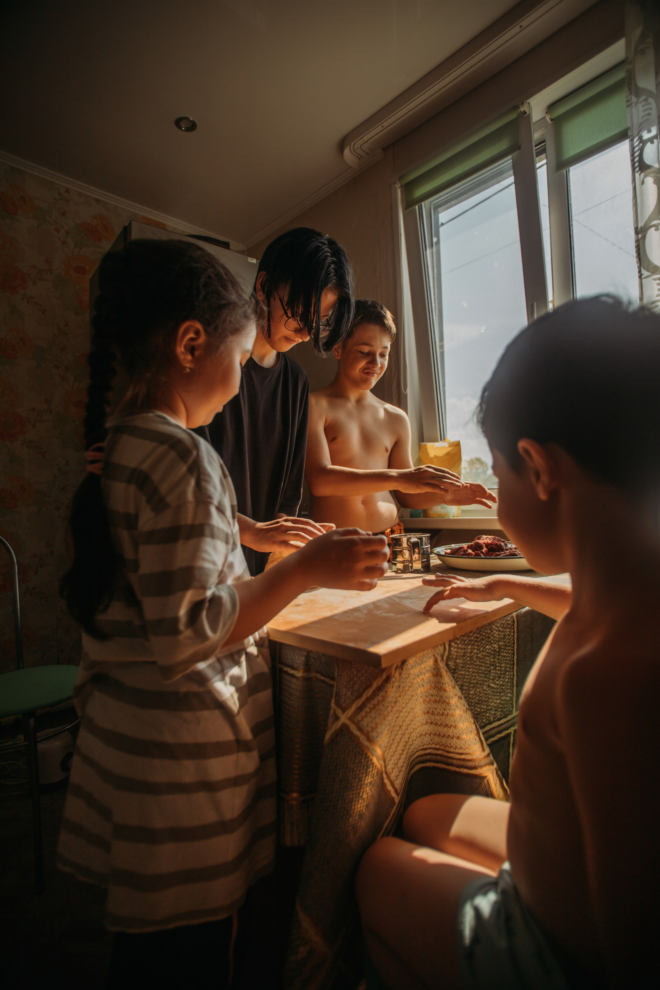 Домашняя фотосессия моей семьи. Венера Гайн. Репортажный фотограф  Тюмень. Обучение фотографии с 0