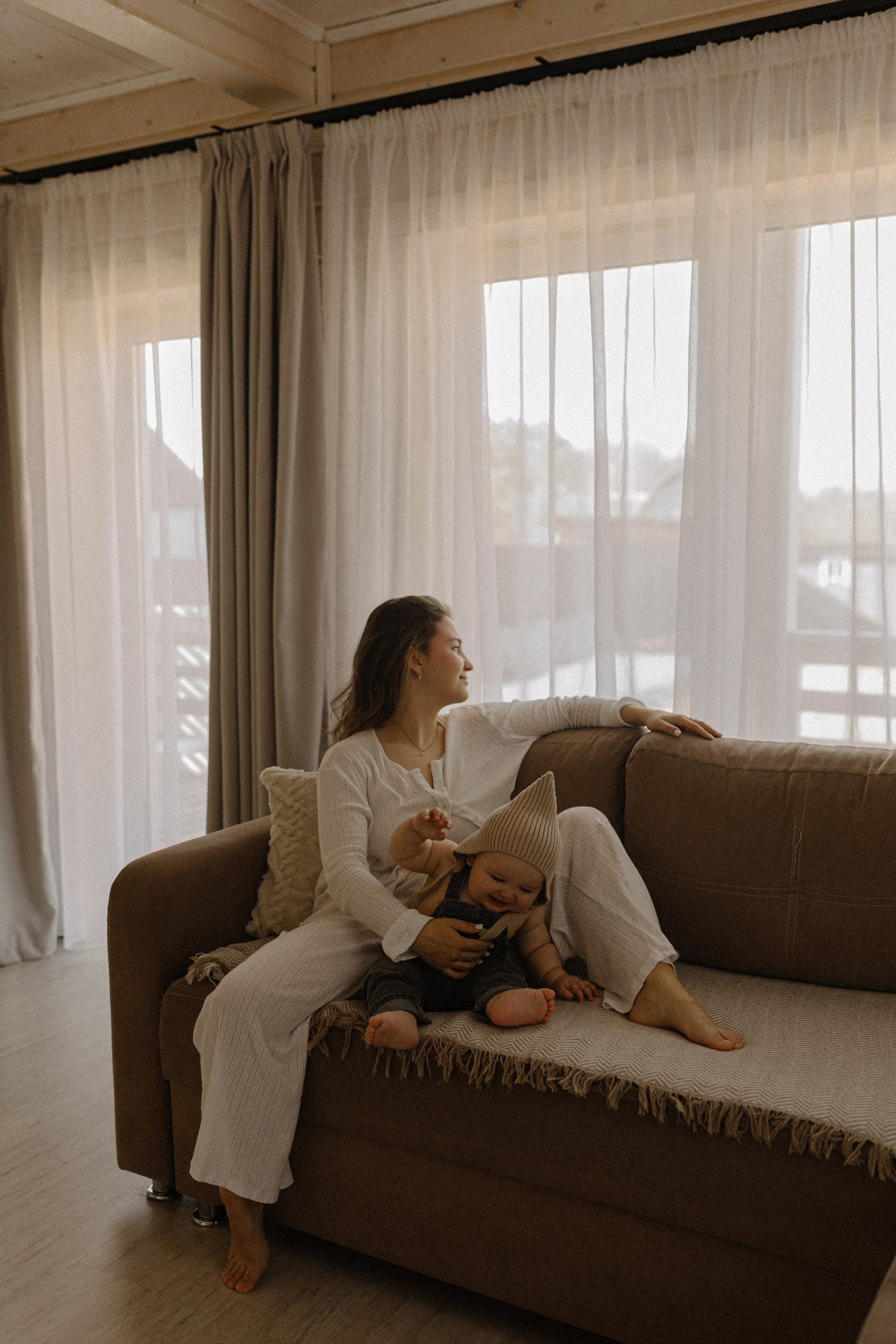 Яна и Тимофей. Домашняя съёмка. Семейный фотограф Тихвин, Санкт-Петербург и ЛО