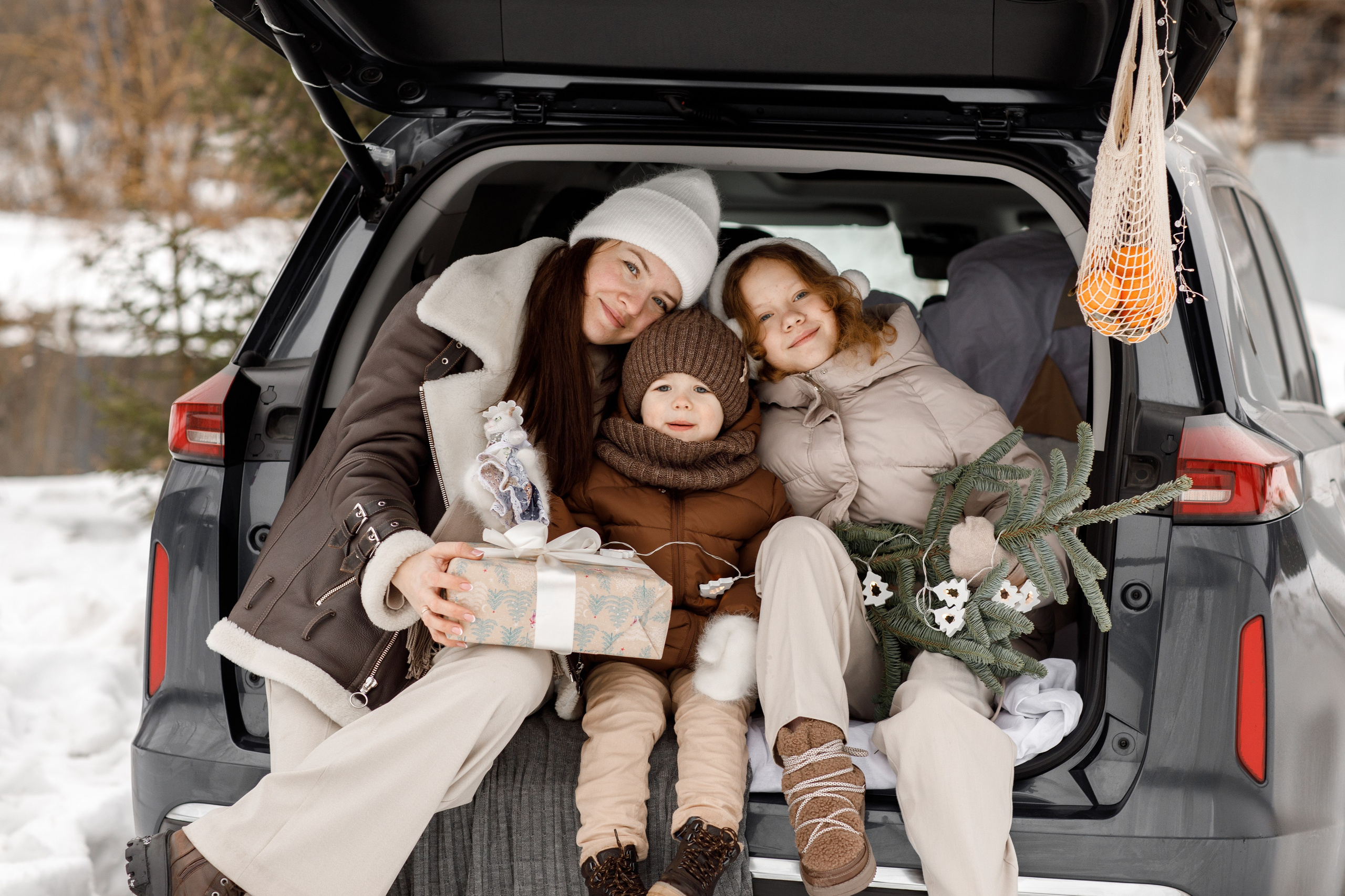 Семья у машины. Портретный фотограф в г. Москва Солнцево Яковлева Анастасия