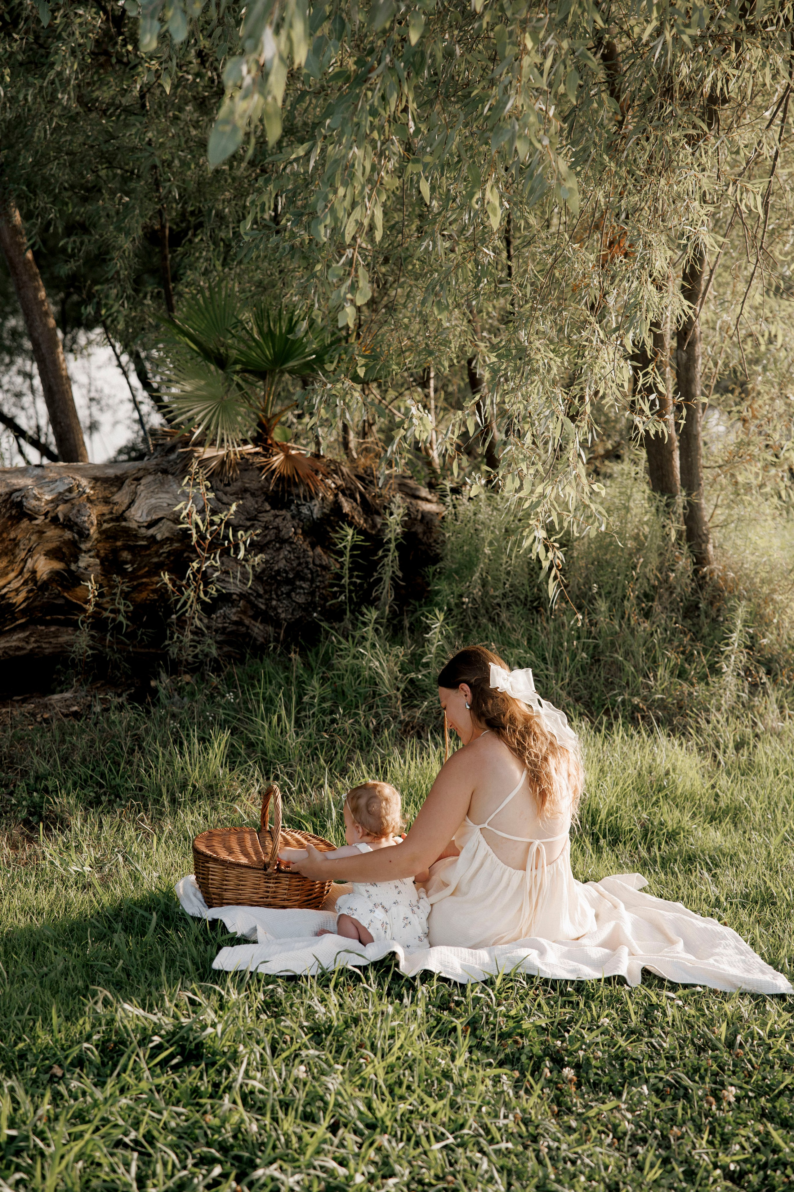 Family photoshoot inside the park. Главная