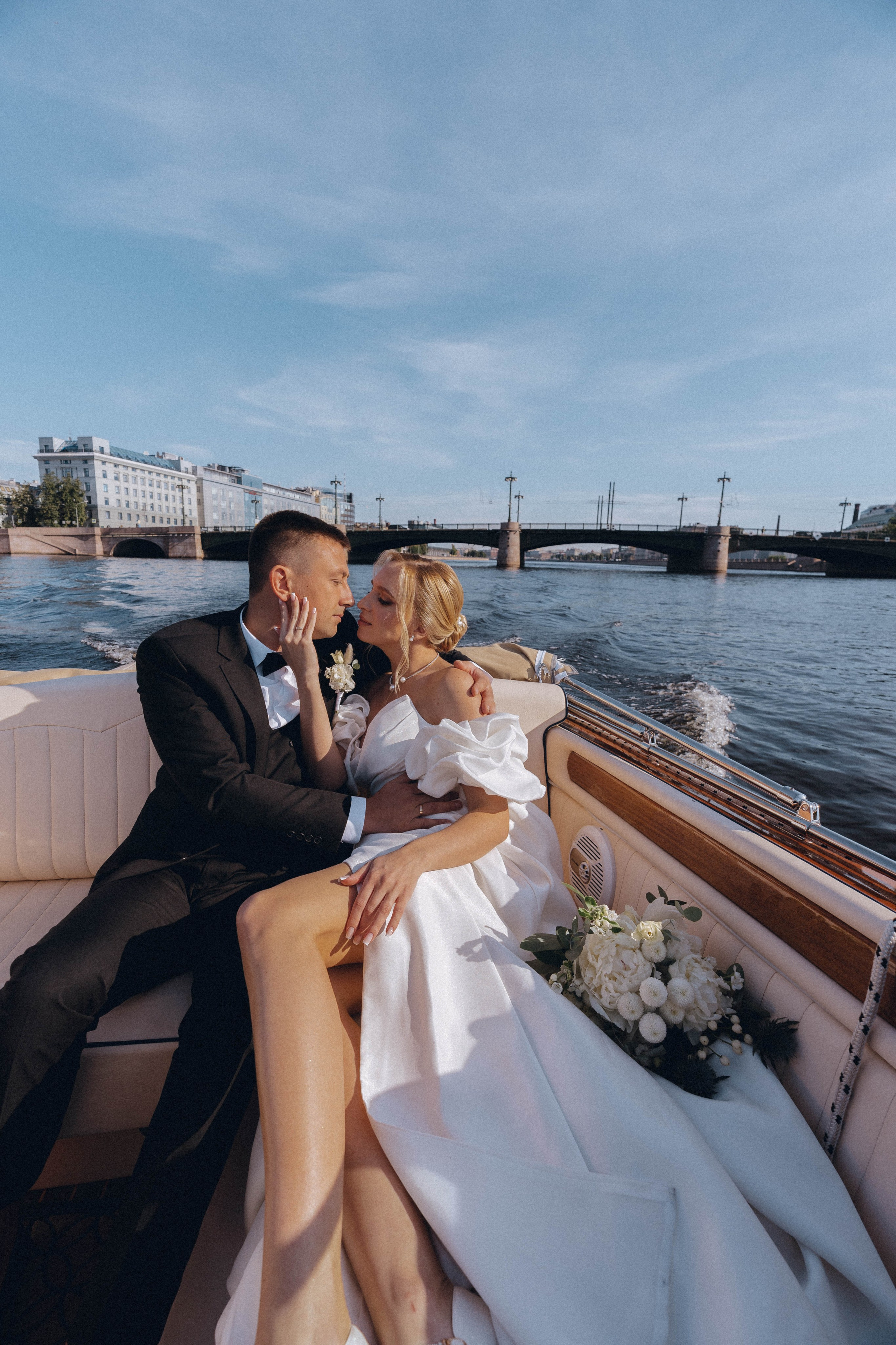 СВАДЕНБНАЯ СЬЕМКА НА КАТЕРЕ ПО КАНАЛАМ САНКТ-ПЕТЕРБУРГА И В АКВАТОРИИ НЕВЫ. Профессиональный фотограф, Санкт-Петербург — Виктория Богомолова