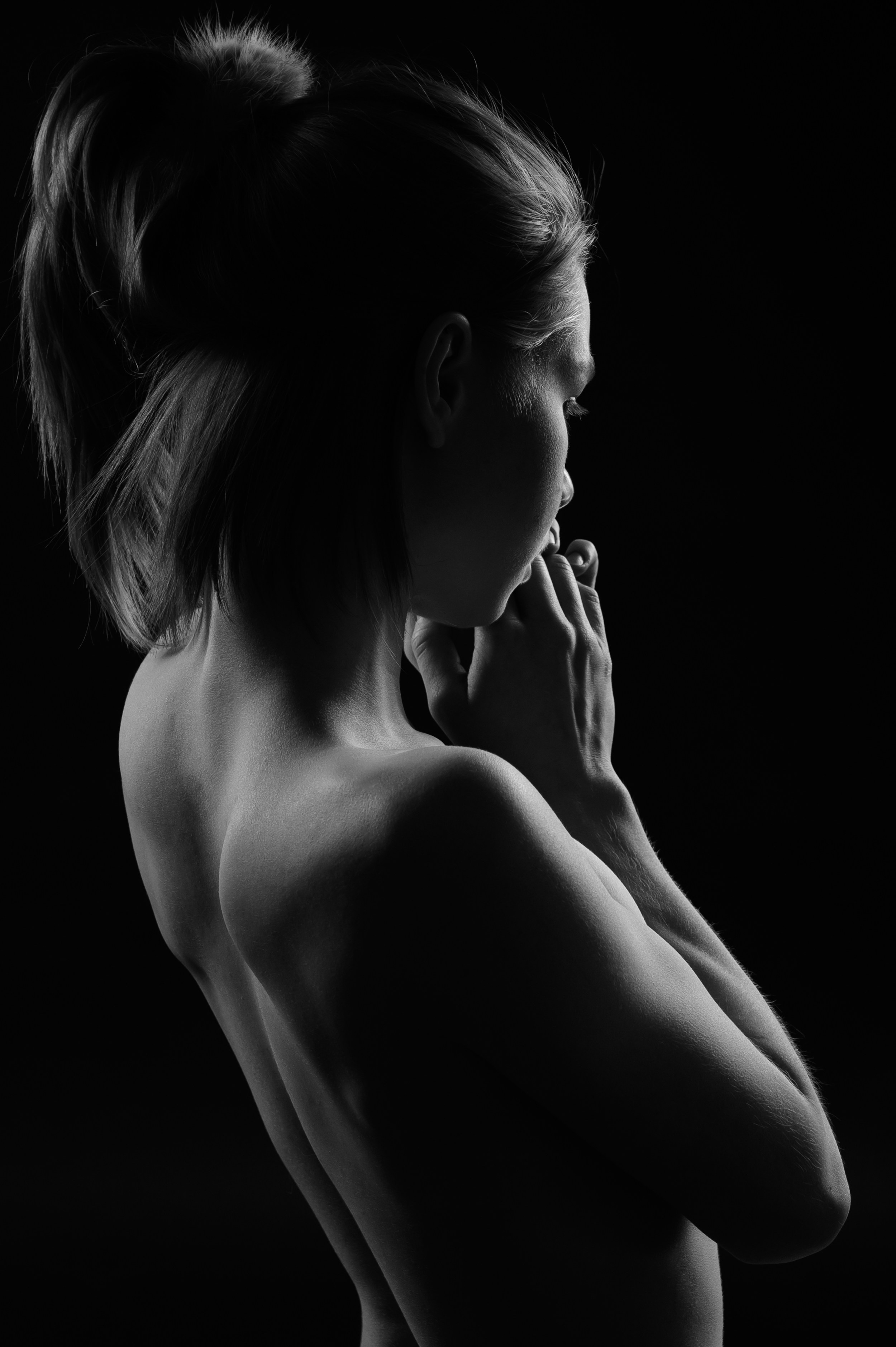 Фотография обнаженной модели с минималистичным световым оформлением от Алексея Клейменова