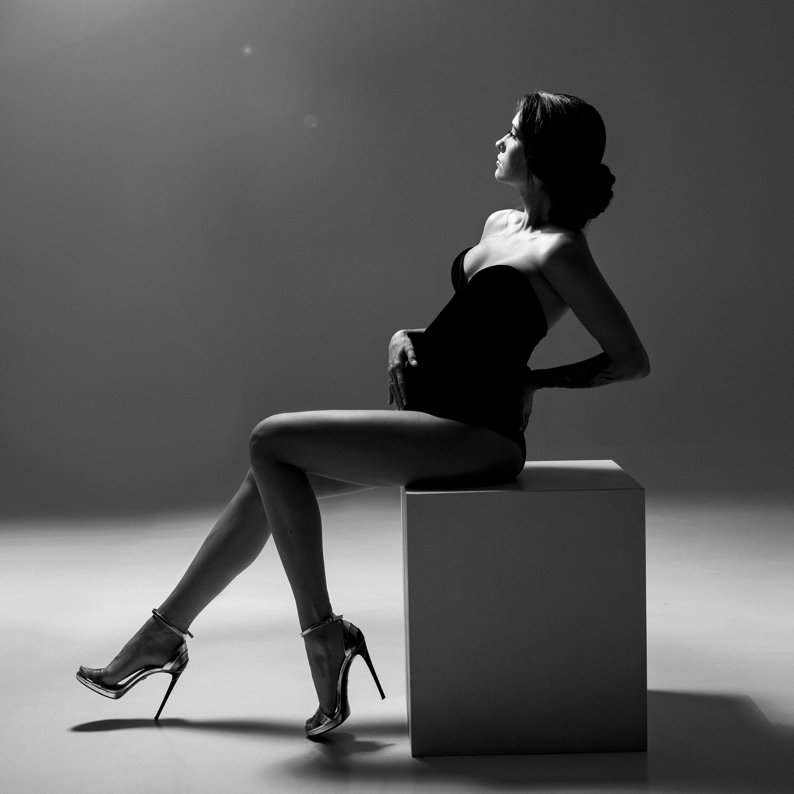 Профессиональный фотограф для беременных в Москве на сером фоне.