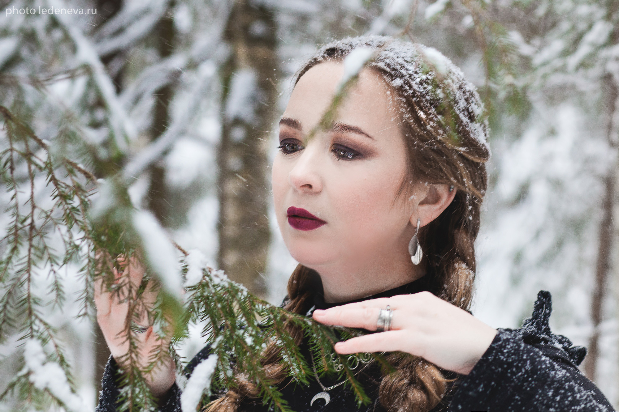 Фотосессия в Кирове, Дендропарк, Дендрарий Сошени, модельная съемка, бохо платье, яркий макияж, снег, пурга, fashion фотограф Киров, модельное портфолио, lookbook, boho dress, фотограф Анна Леденева, фотосъемка зимой, Сибирь, Карелия, Siberia winter, Russia, boho fashion
