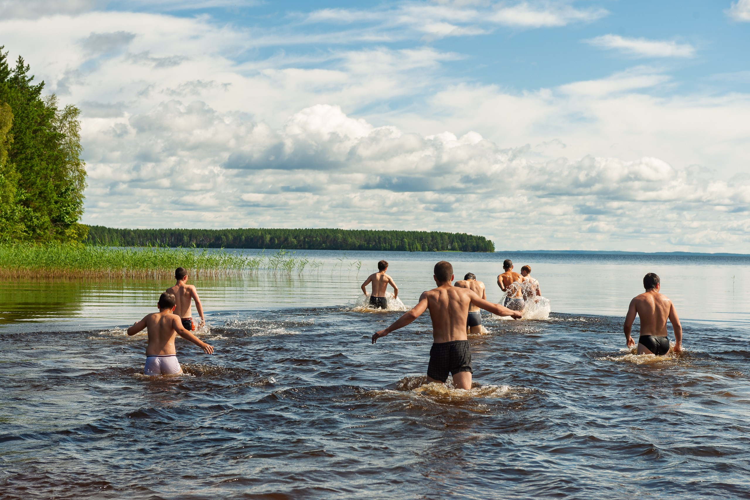Летние тренировочные боры Школы Боевых Искусств «МОН» 2012 г. Карелия, купаемся в Сямозере