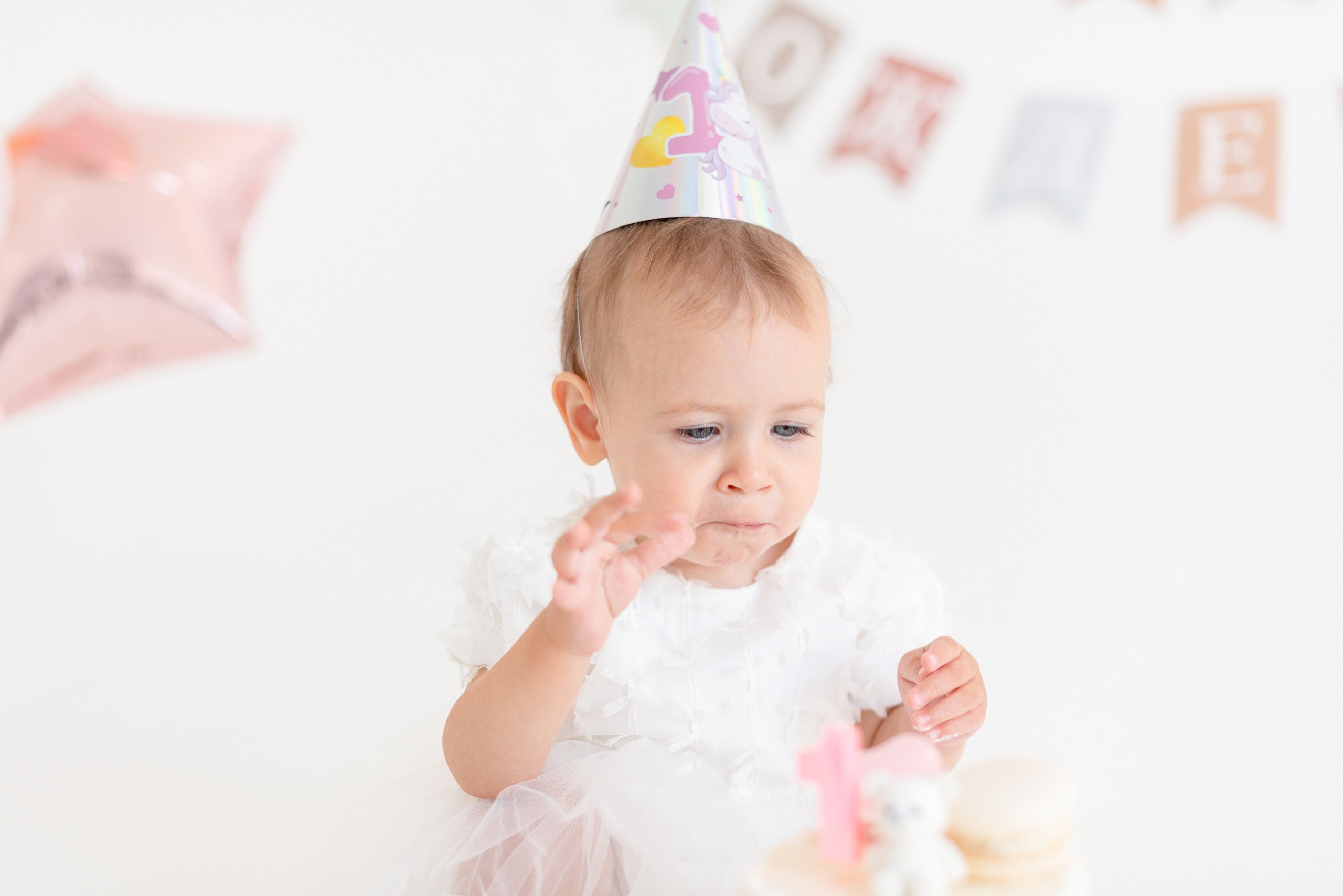 Фотосессия дня рождения малыша в студии, торт, воздушные шары, мыльные пузыри, профессиональный фотограф в Сургуте и Нефтеюганске.