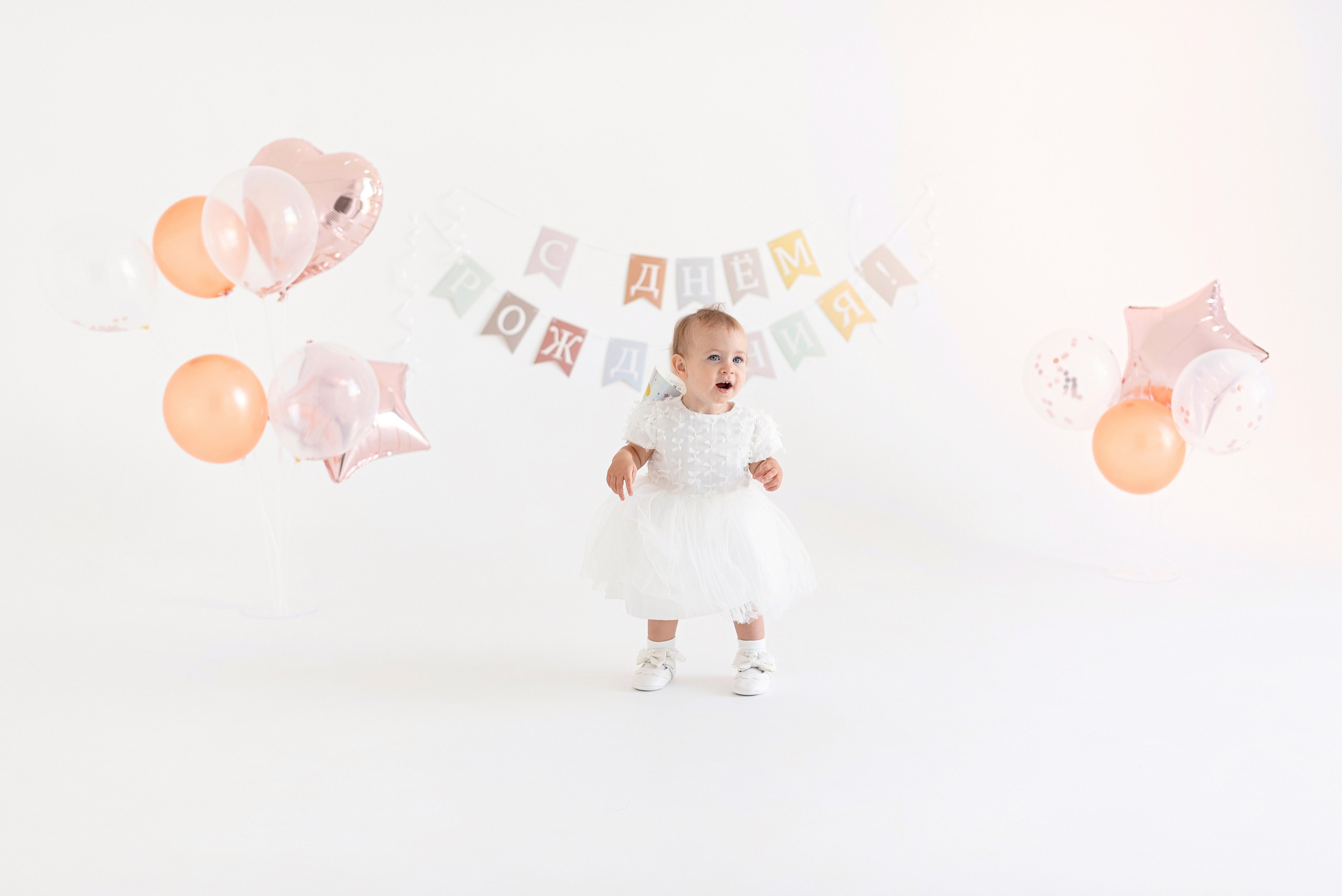 Фотосессия дня рождения малыша в студии, торт, воздушные шары, мыльные пузыри, профессиональный фотограф в Сургуте и Нефтеюганске.