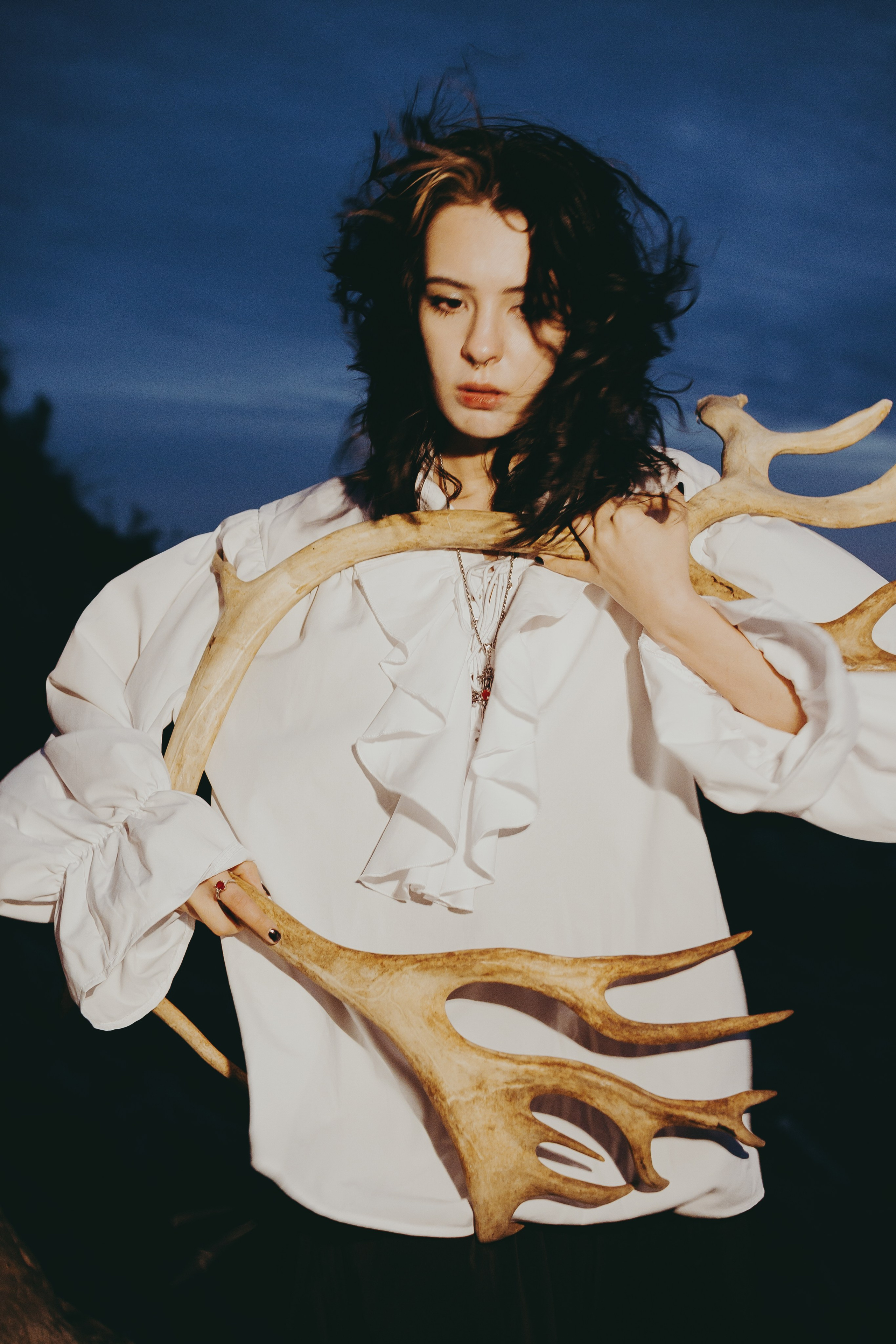 Съёмка у моря с оленьими рогами