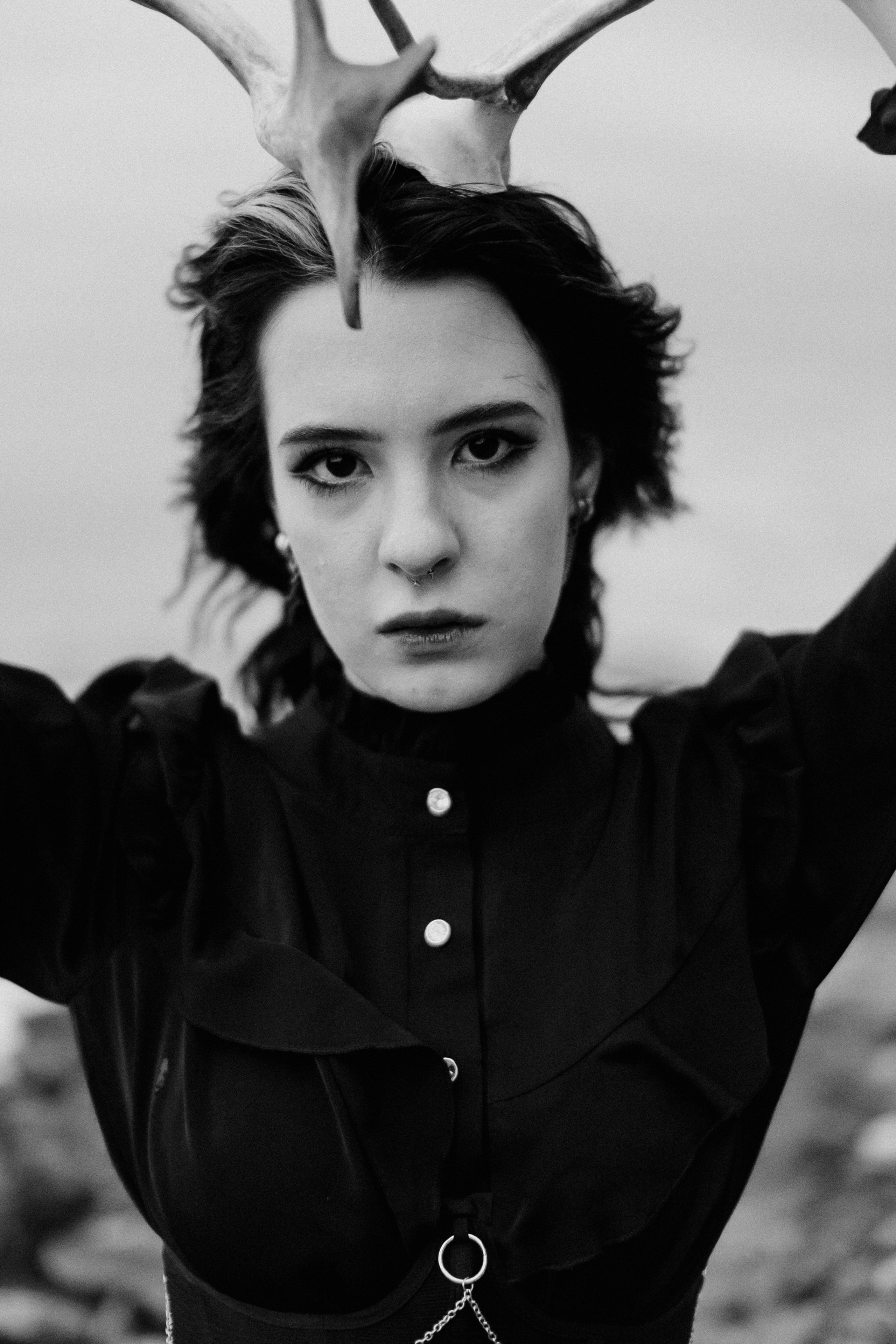 Съёмка у моря с оленьими рогами