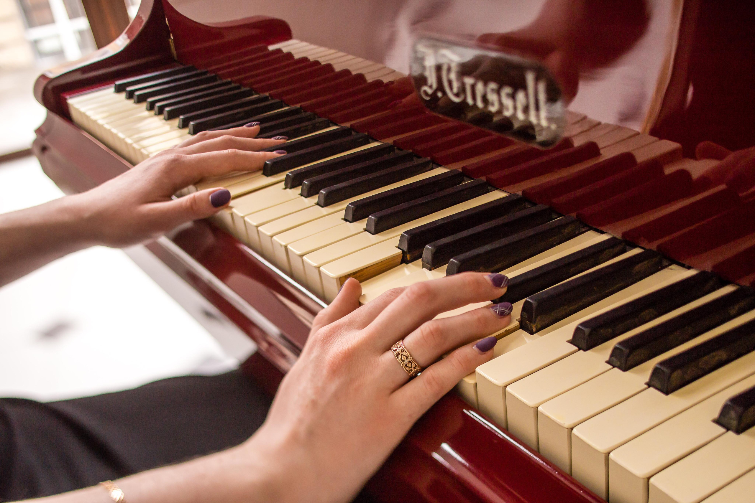 Индивидуальная фотосъёмка. Ведущий на праздник в Москве / Денис Аганин