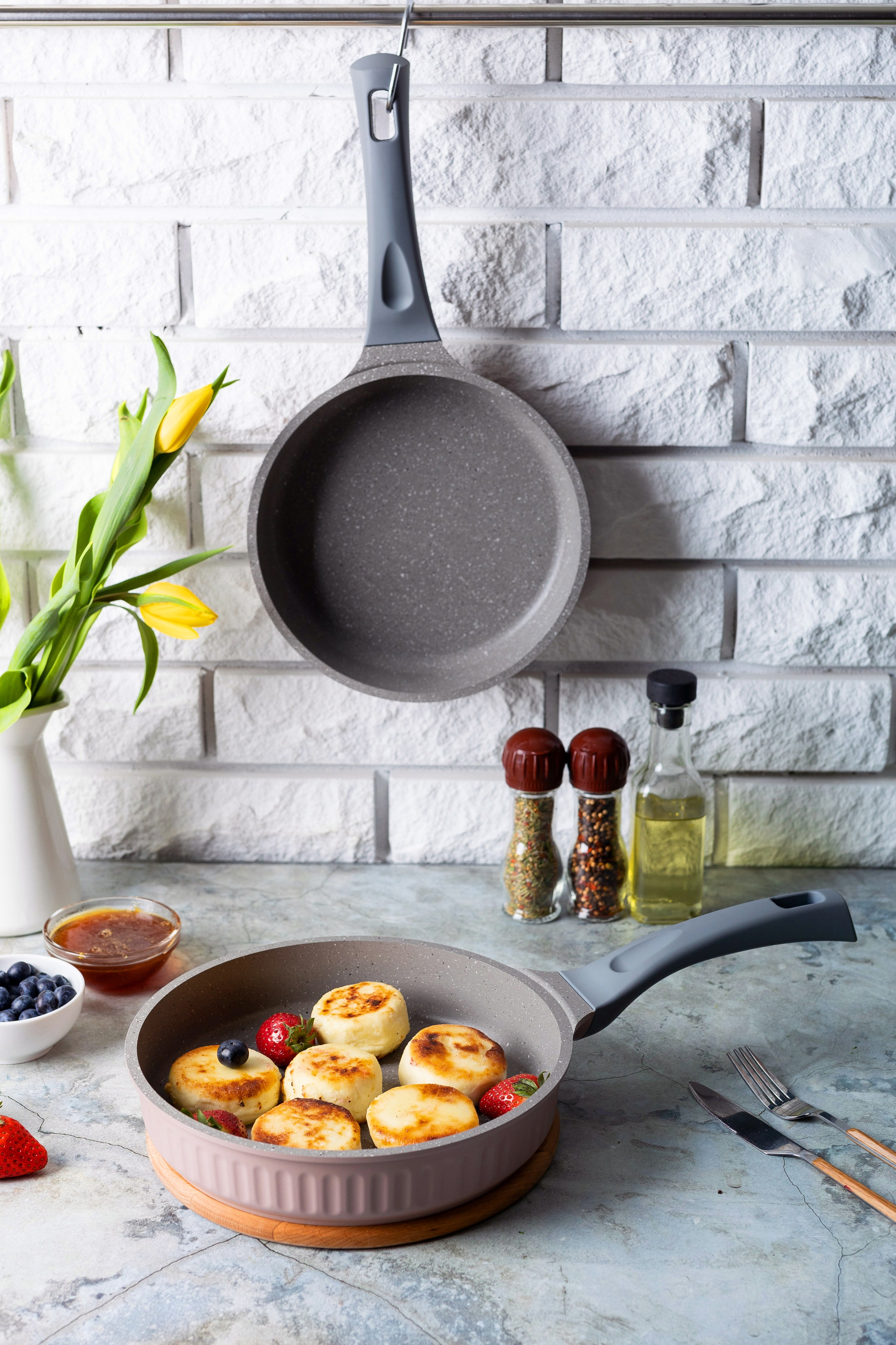 Имиджевая предметная фотосъемка сковородок, предметный фотограф казань, каталожная съемка 