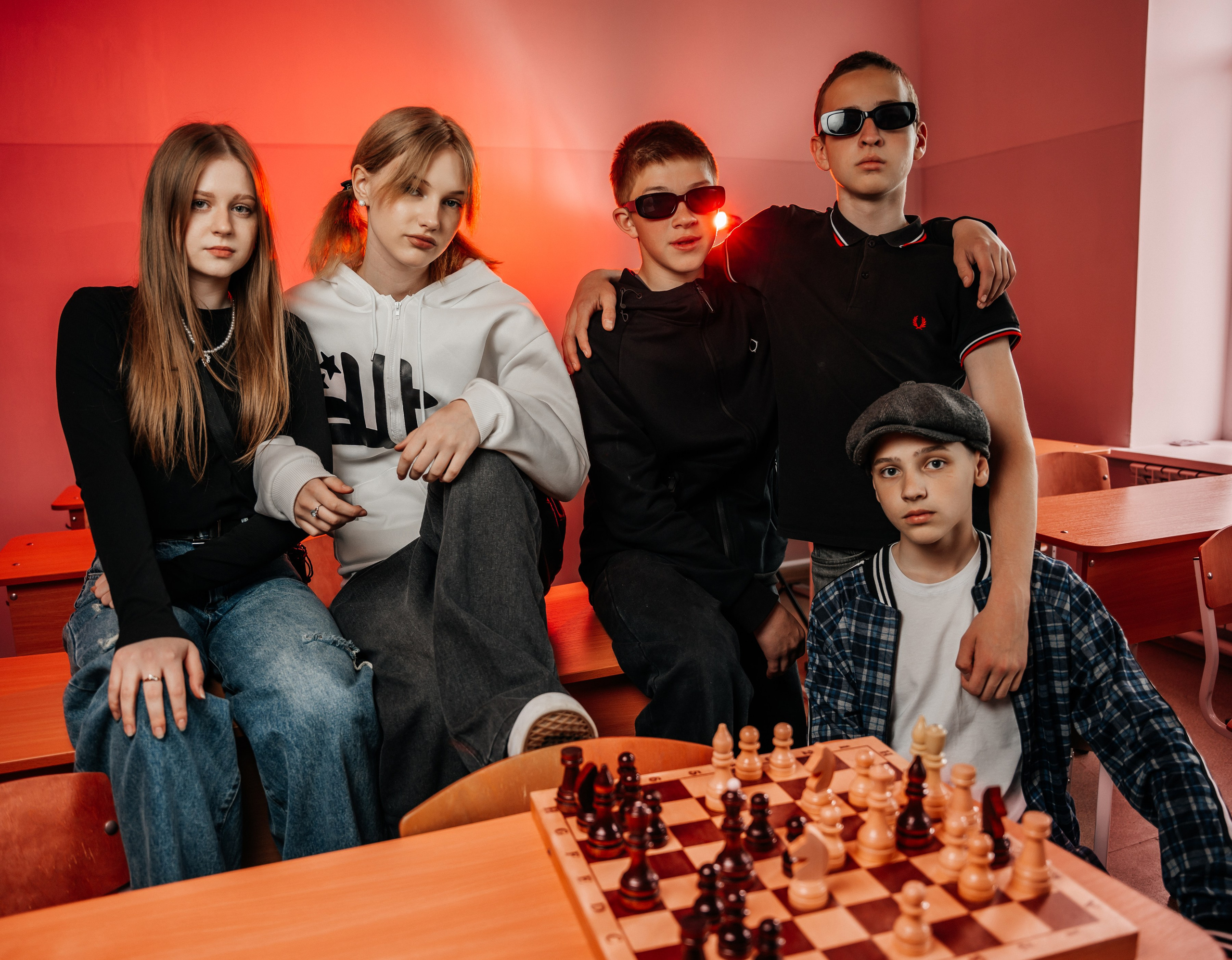 В школе, с красной подсветкой. Ольга Плаксина фотограф в Саратове