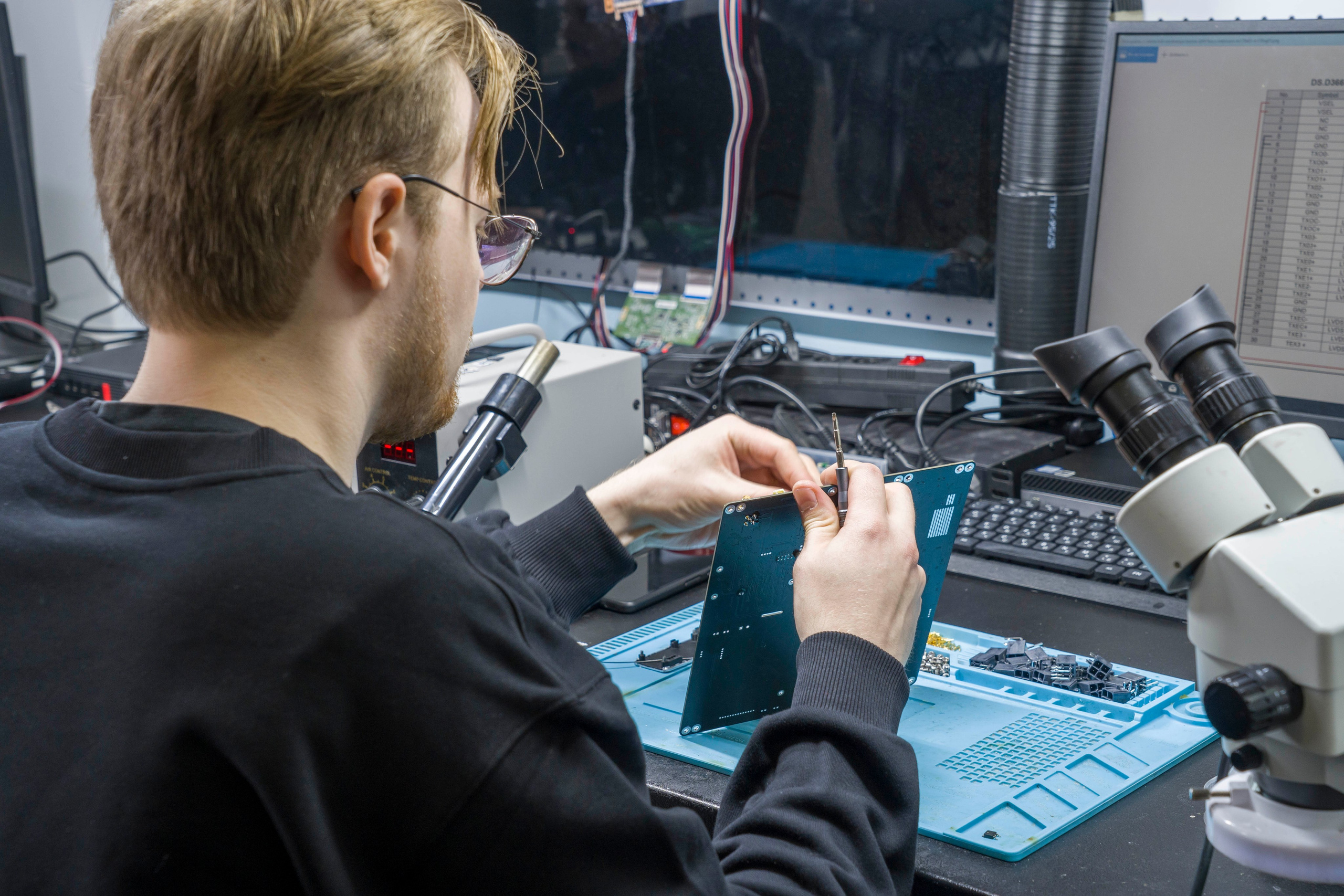 репортажный фотограф съемка делегация вице-губернатора Санкт-Петербурга на производство отечественных медиа экранов 