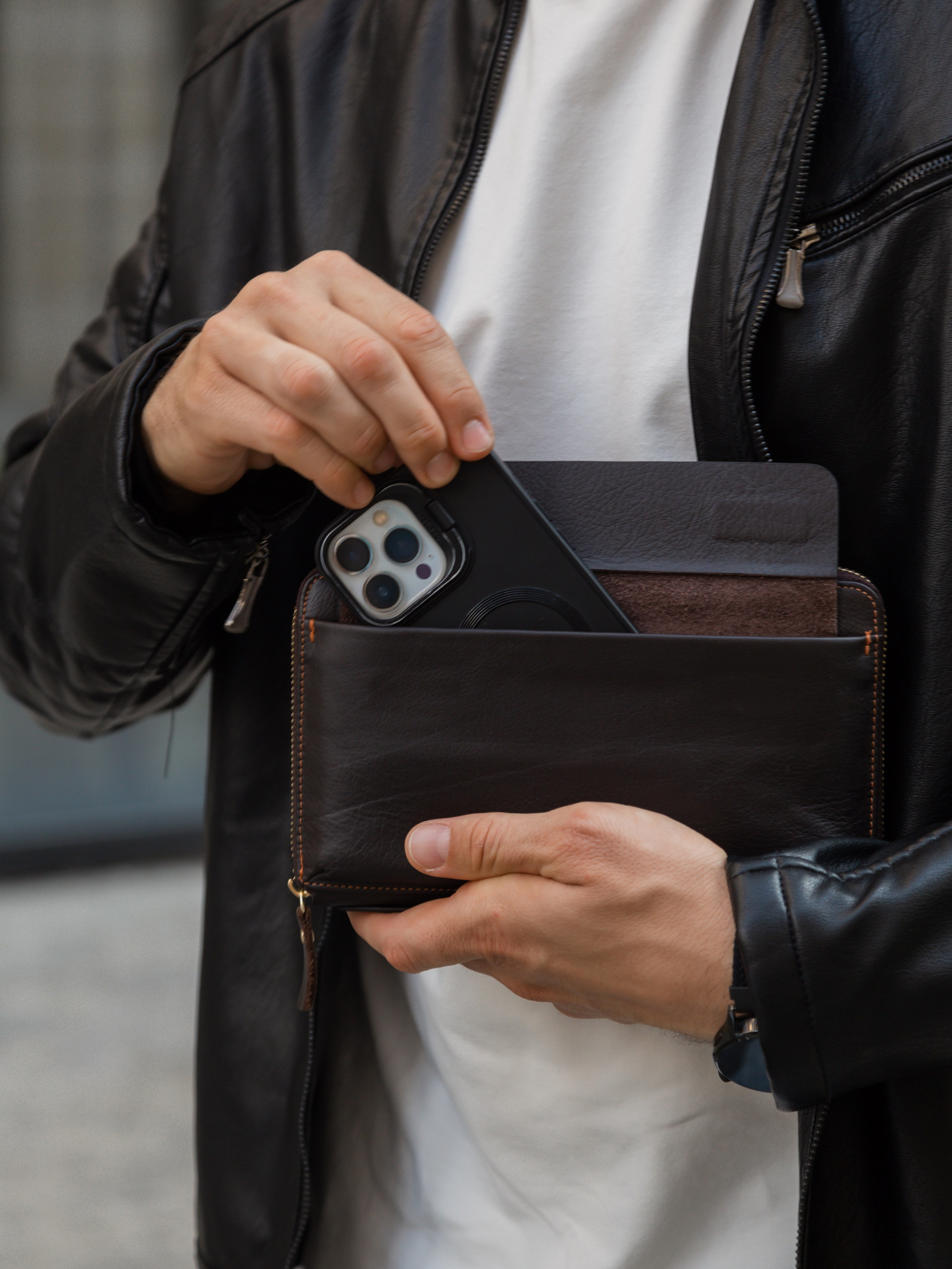 Коммерческая фотосессия мужских сумок для маркетплейсов и социальных сетей. Fashion фотограф в Санкт-Петербурге Савинова Ирина