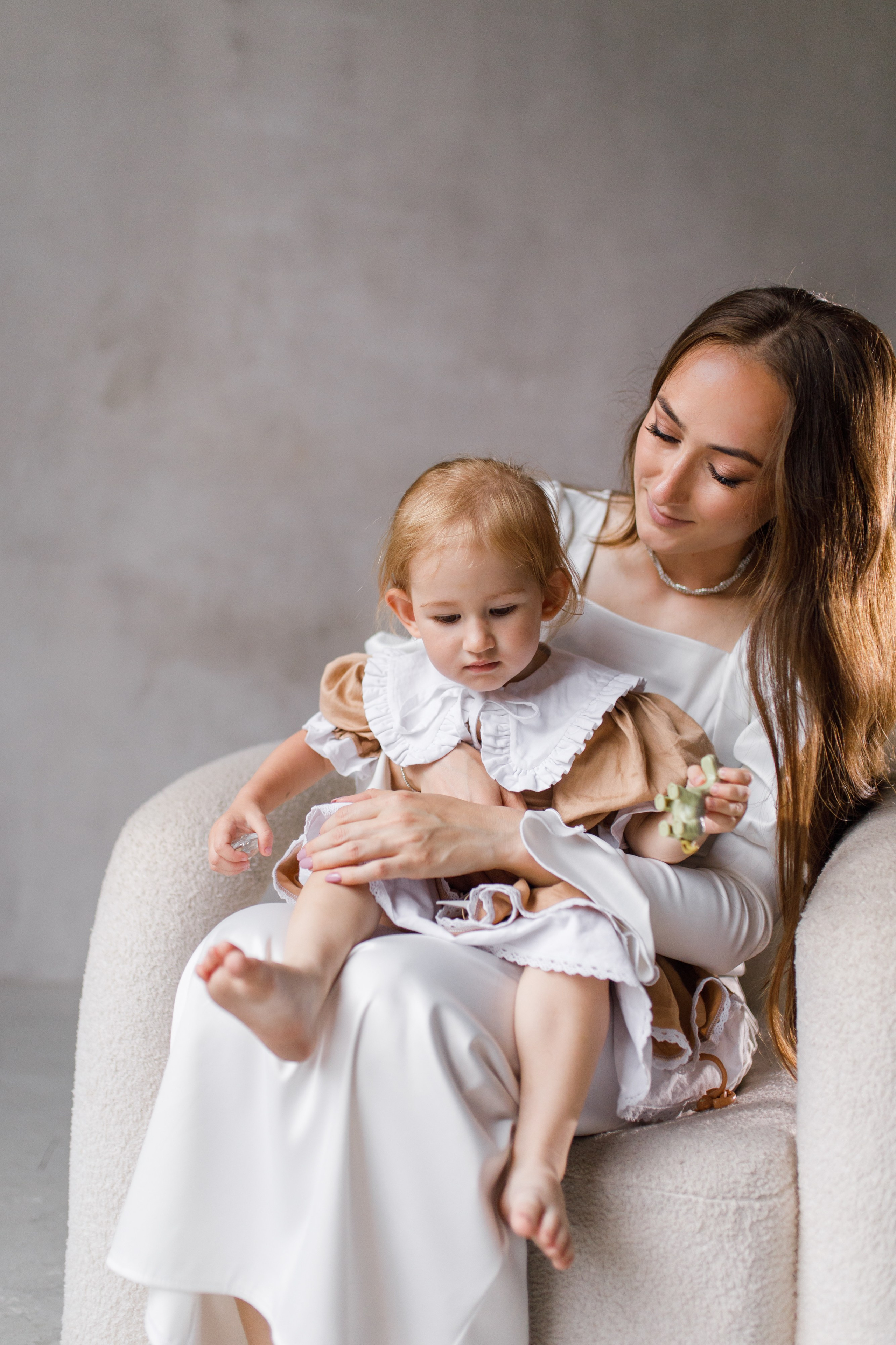 Семейная фотосессия в студии 2 года Валерии. Фотограф в Уфе Ирина Идрисова