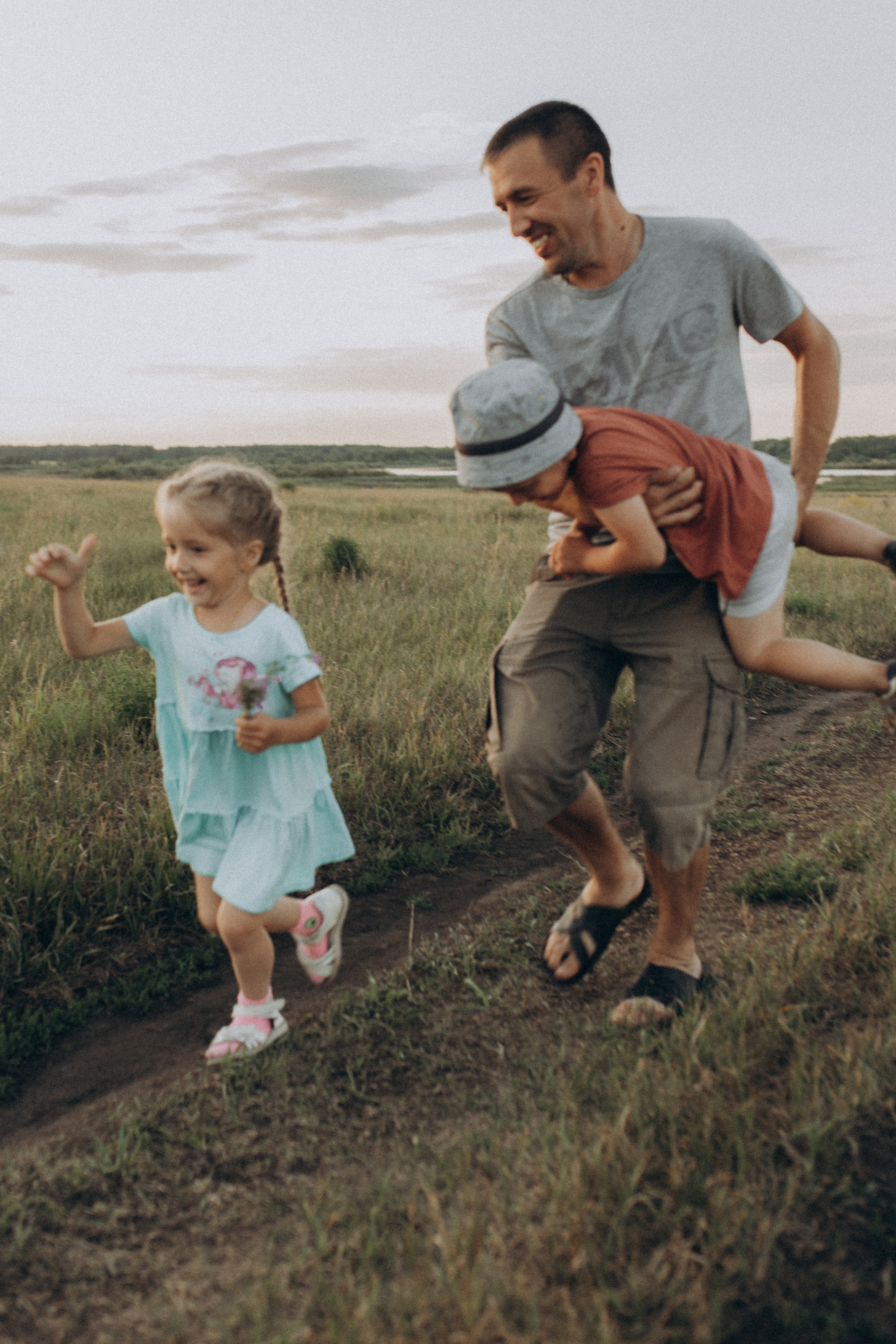 Иван, Вера, Вика, Саша и Миша. Семейный фотограф lifestyle в Новосибирске Елена Шпилевая