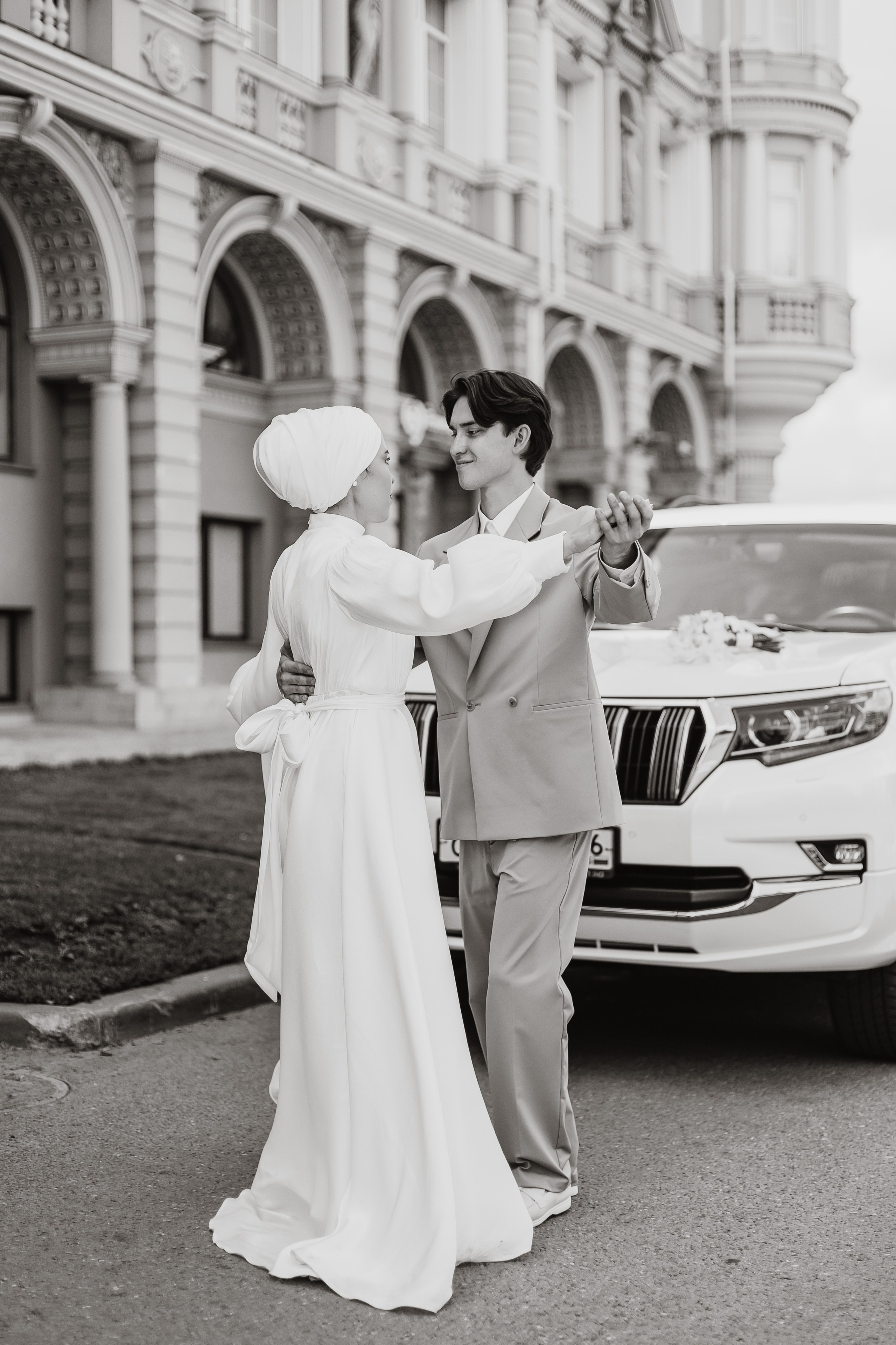 Трендовый наряд на никах: сочетание платья и аксессуаров, фото в Казани