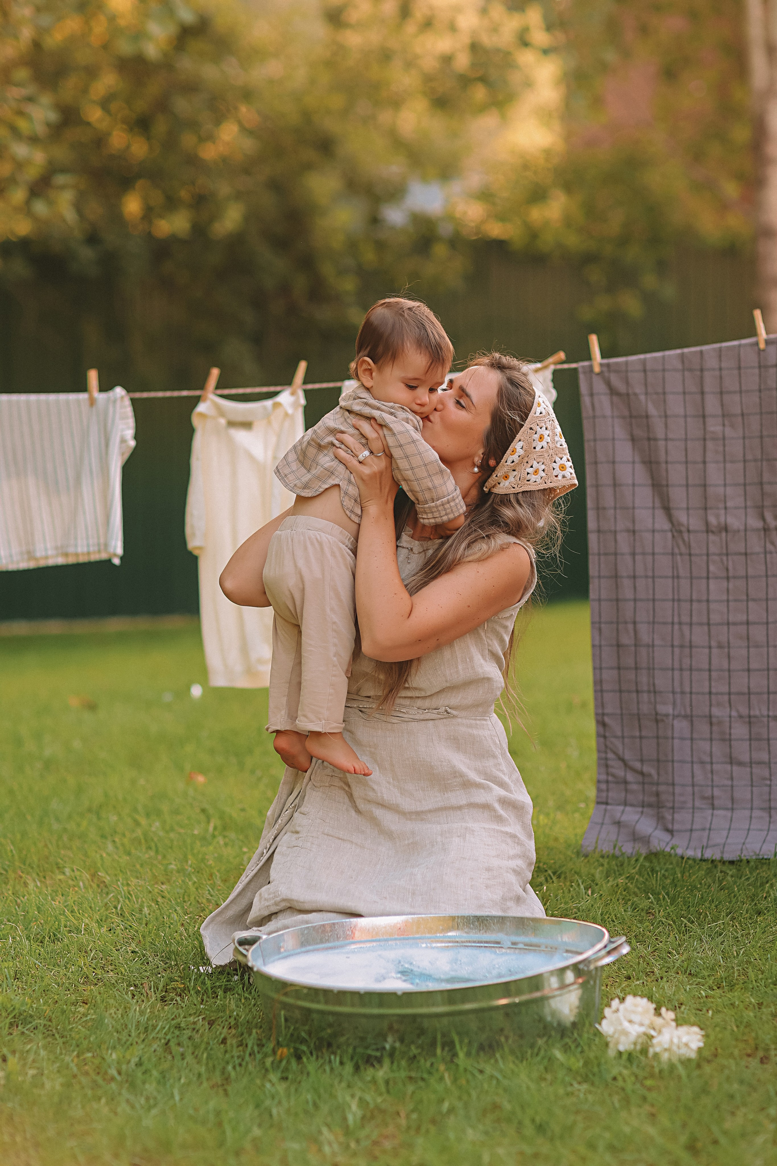 Стирка у дома. Семейный фотограф Тюмень, фотограф на роды Салмина Мария
