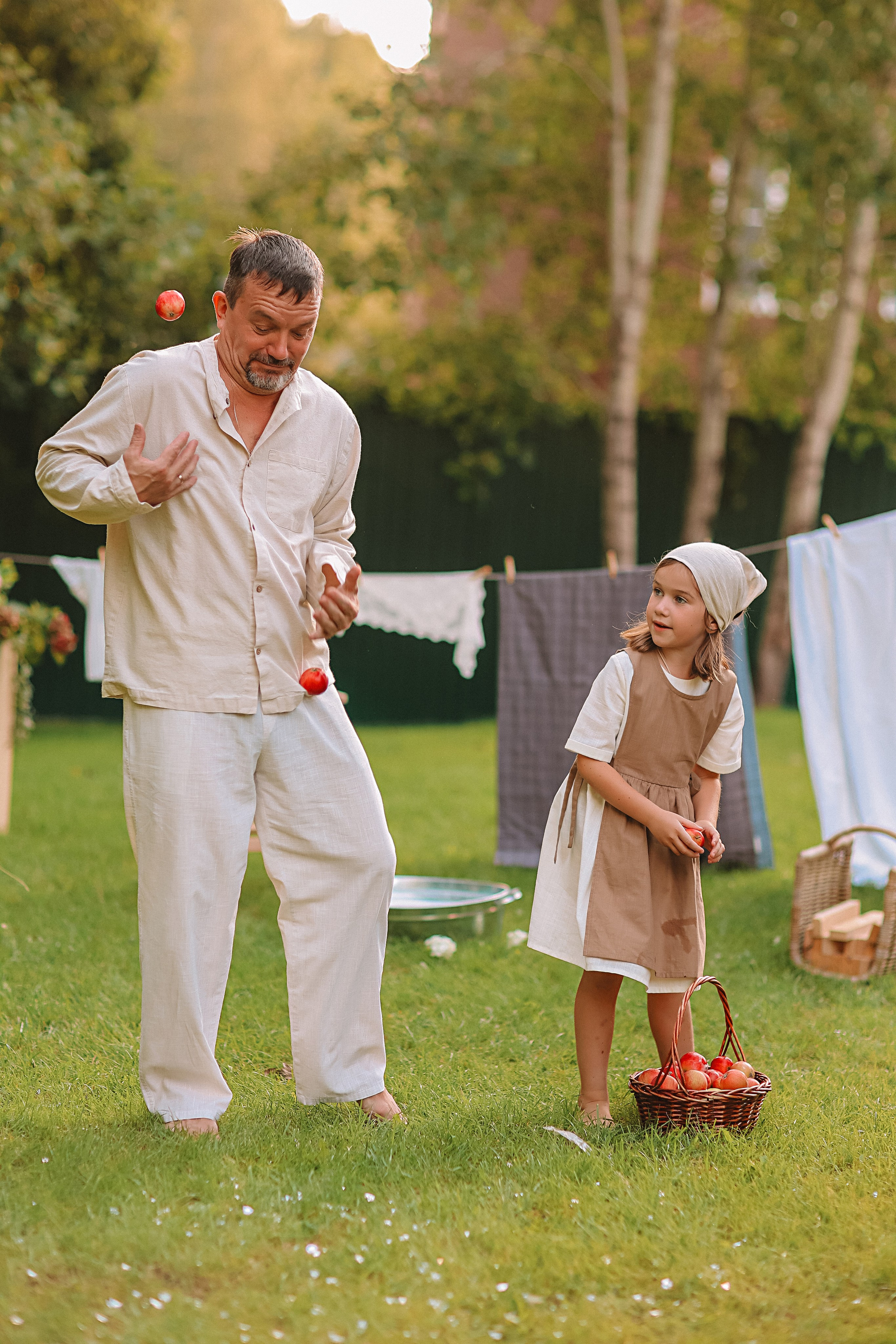 Стирка у дома. Семейный фотограф Тюмень, фотограф на роды Салмина Мария
