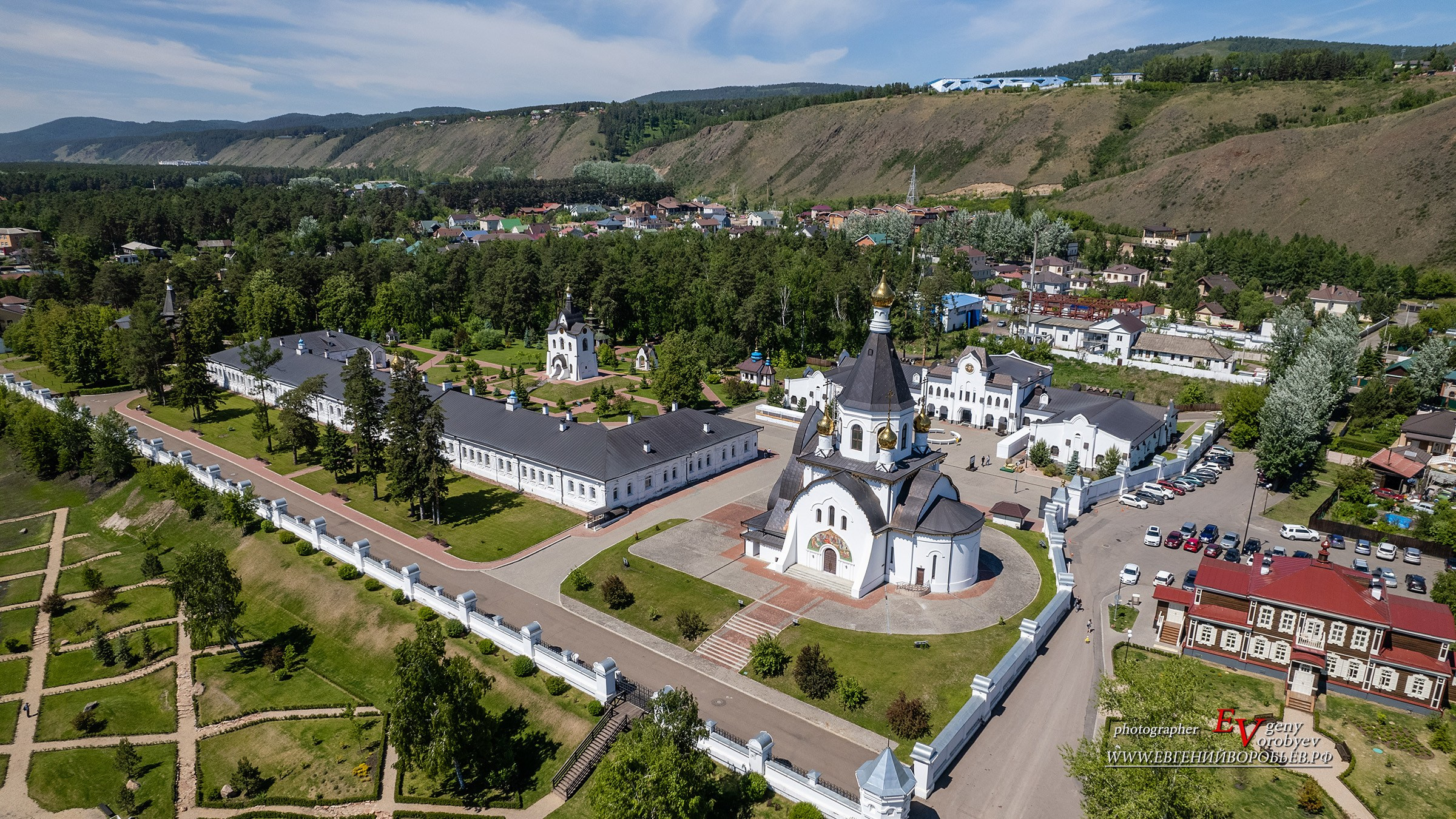Свято Успенский мужской монастырь набережная берег Енисея посёлок Удачный аэросъёмка с дрона FPV пилот квадрокоптер православная служба репортаж церковь храм Красноярск профессиональный фотограф что посмотреть где побывать достопримечательность индивидуальная экскурсия авторский фото тур гид по Красноярску трансфер на авто заказать цена стоимость описание услуг для туристов
