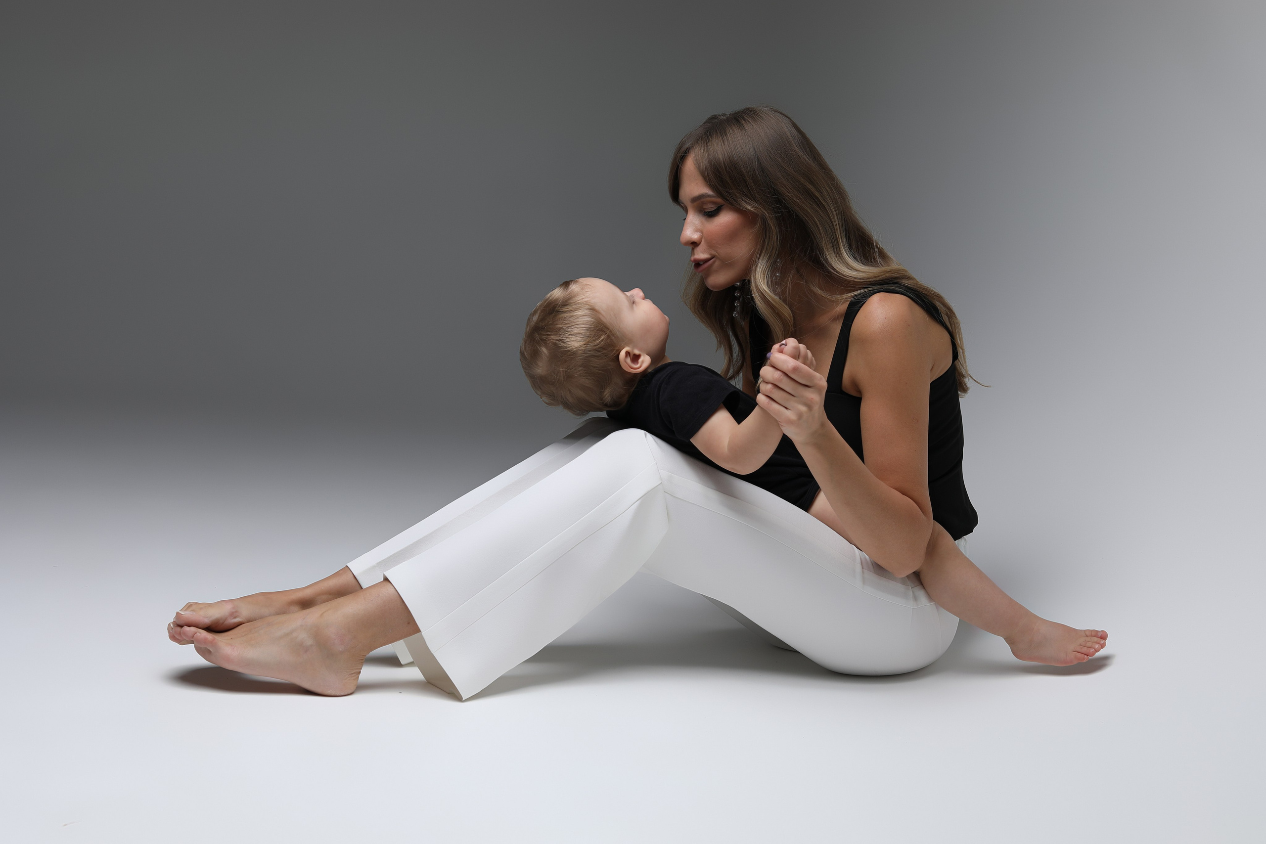 Мама и Малыш на Циклорамме. Семейный и Детский фотограф в Москва Скворцова Татьяна