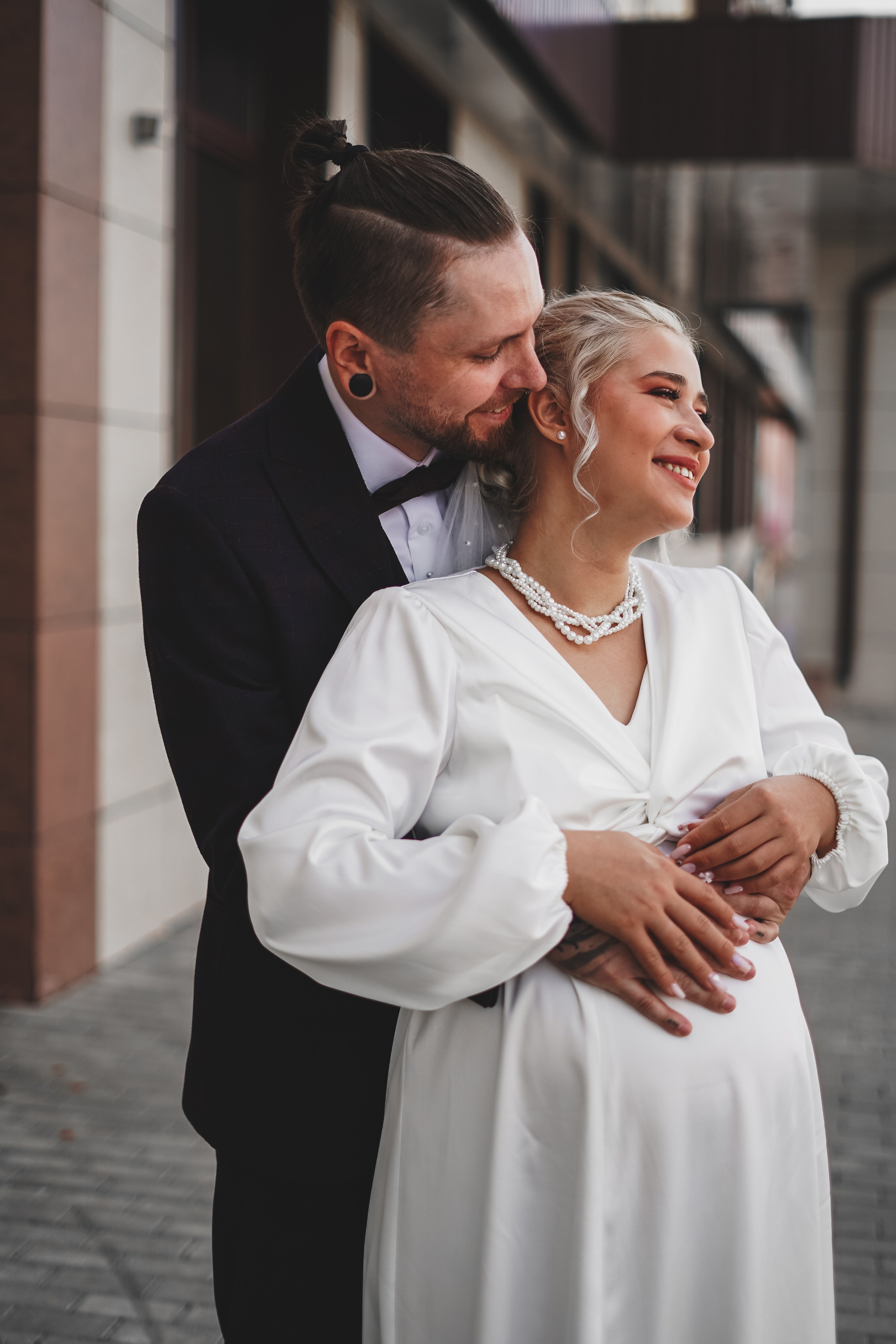 Молодожены возле загса