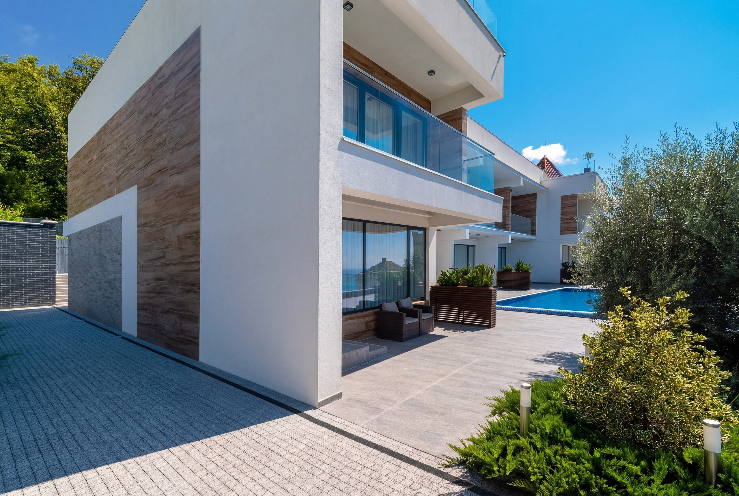 Интерьерная фотосъемка загородного дома с бассейном. Город Сочи. Фасад в современном стиле. Сад и зелень