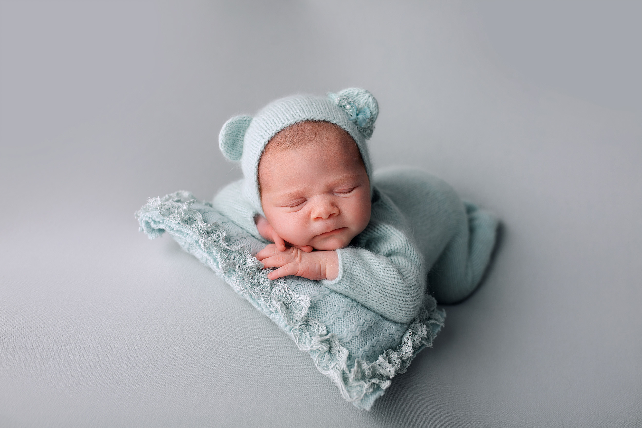 Фотосессия новорожденного позировка ручки под подбородком в костюме мишки