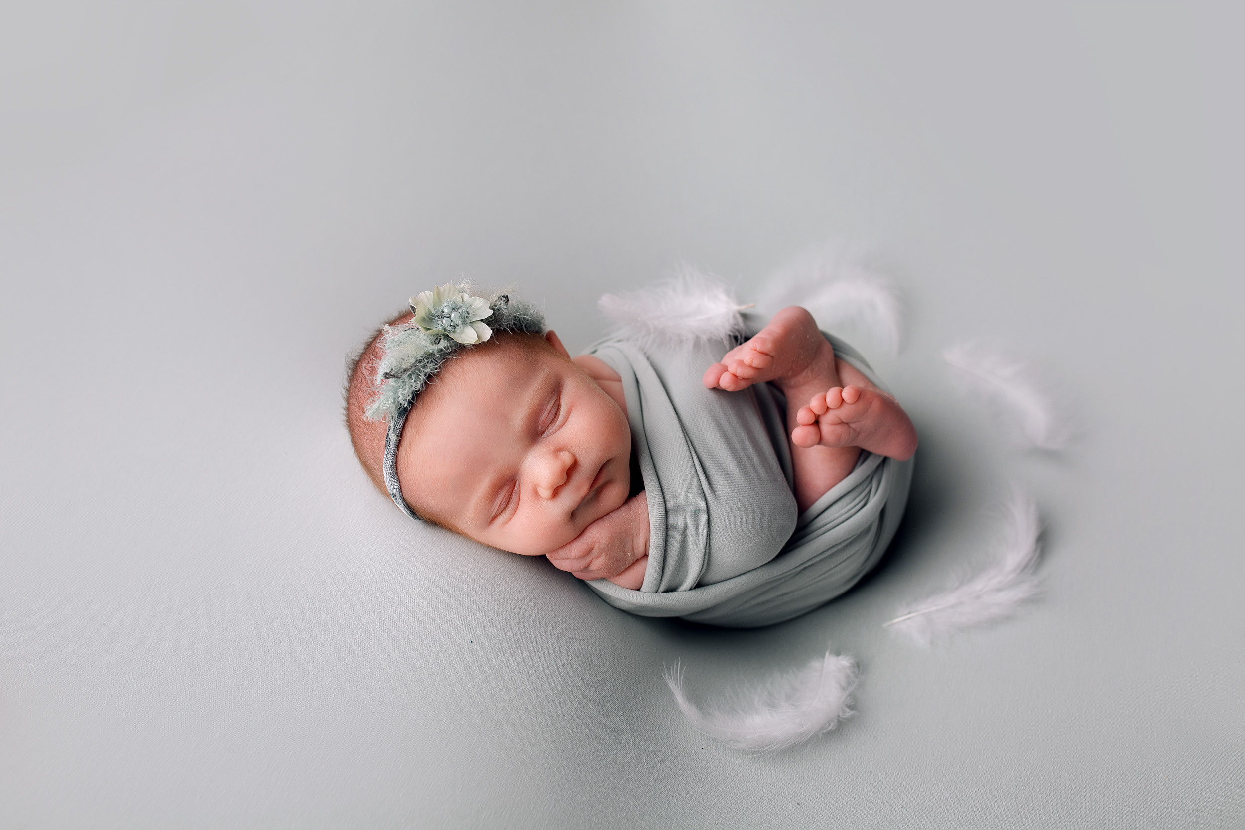 Фотосессия новорожденной девочки позировка калачиком