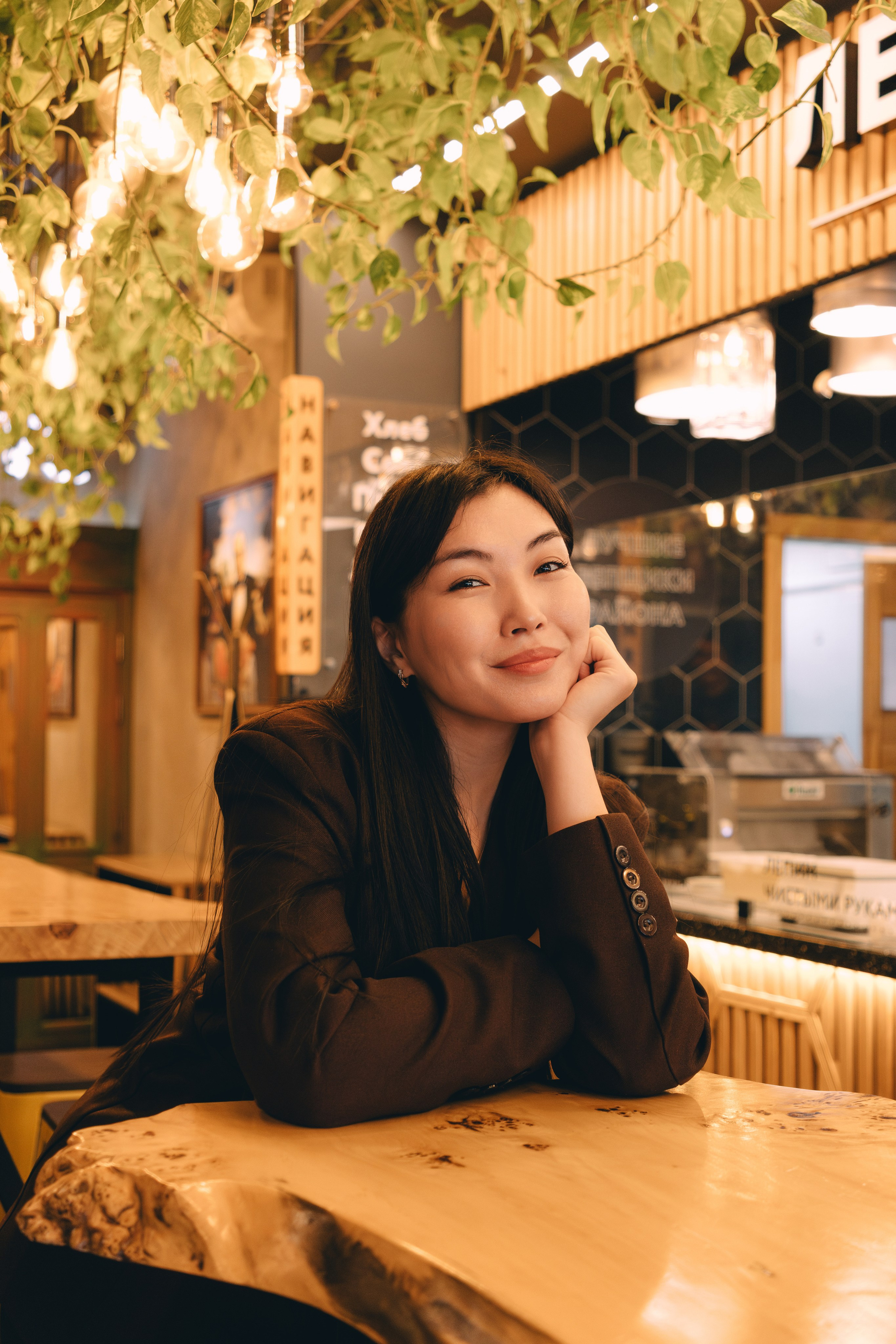 Девушка в кафе. Фотограф Якутск Зоя Николаева