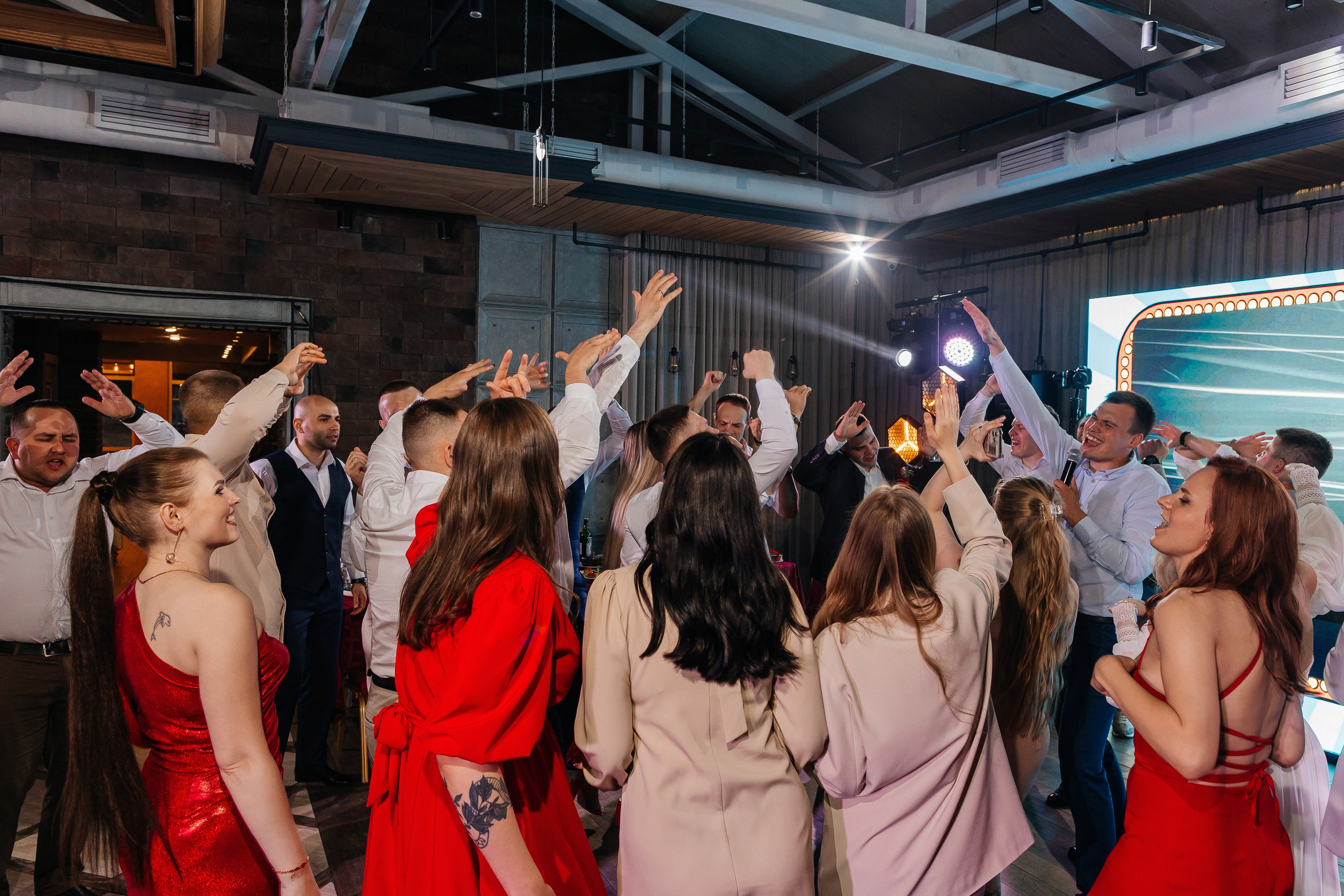 Грандиозное свадебное событие в уютном ресторане. Олег Сверчков | Свадебный фотограф Вологда