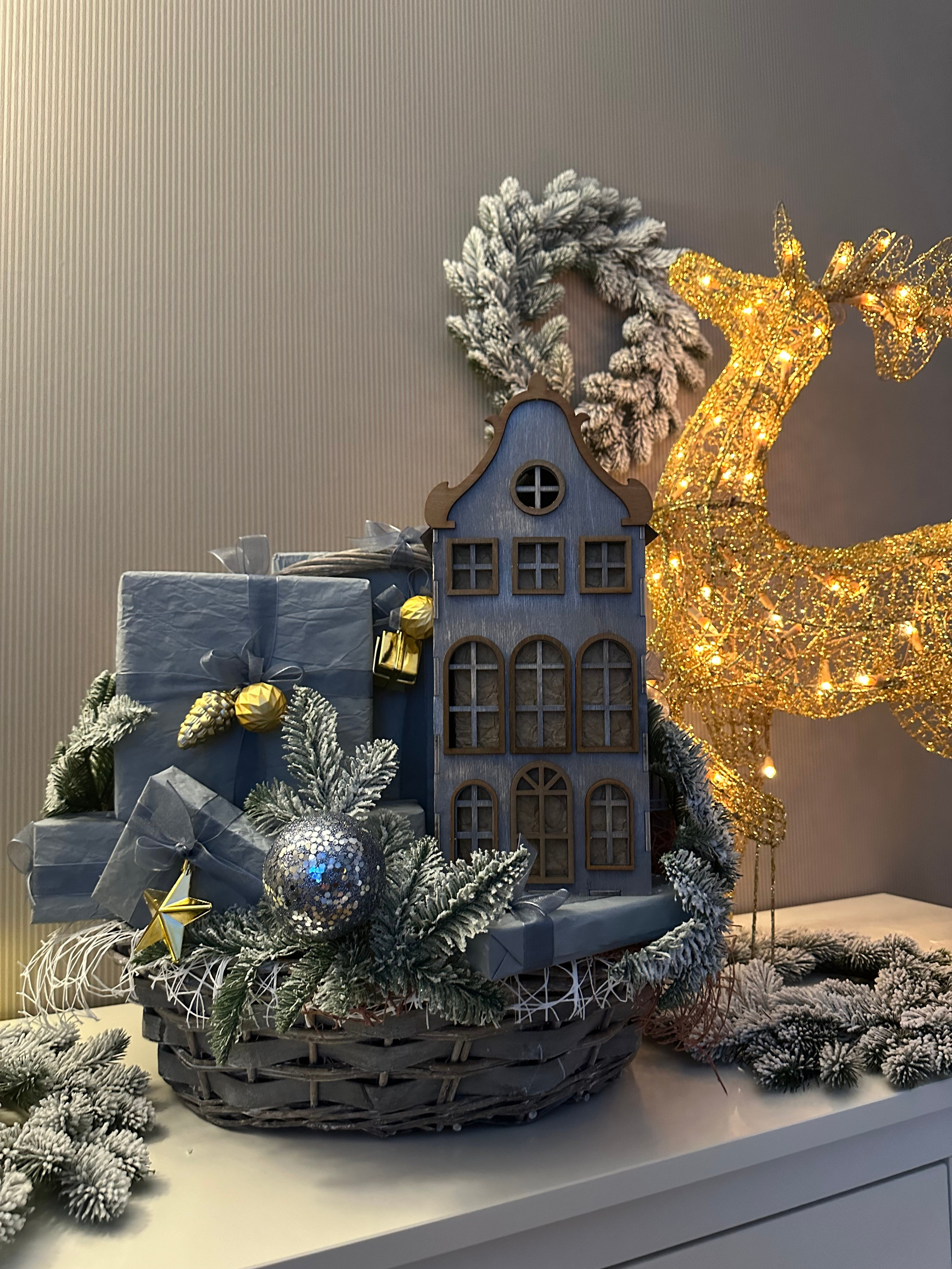 Новогодняя корзина. Студия подарочных наборов «Владия»