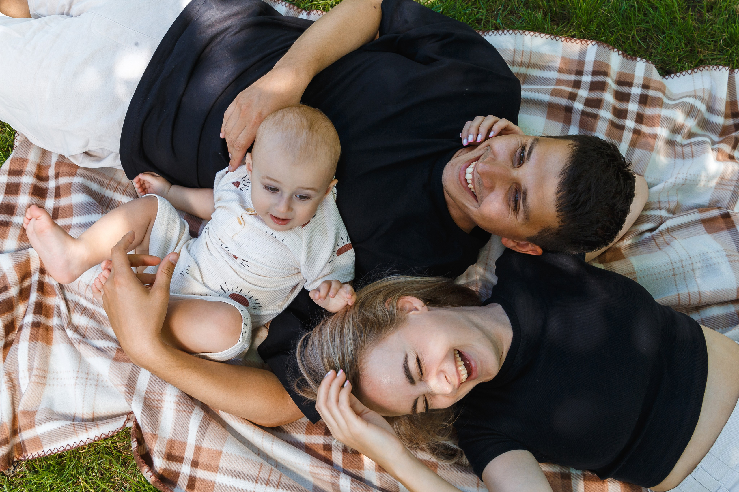 Марку 1 год и он проводит время с родителями в парке. Событийный фотограф Максим Бескоровайновнов