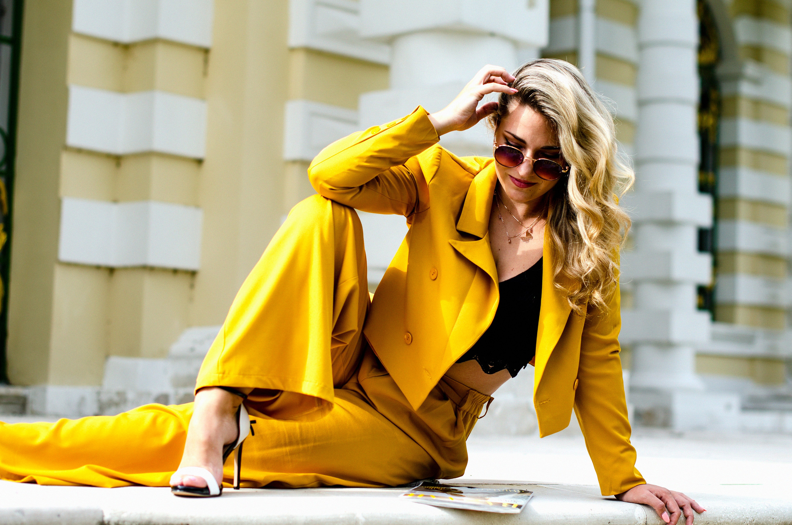 Park, woman in yellow, nature. Family, portrait, content photo in Costa Rica Evgeniya Besprozvannykh