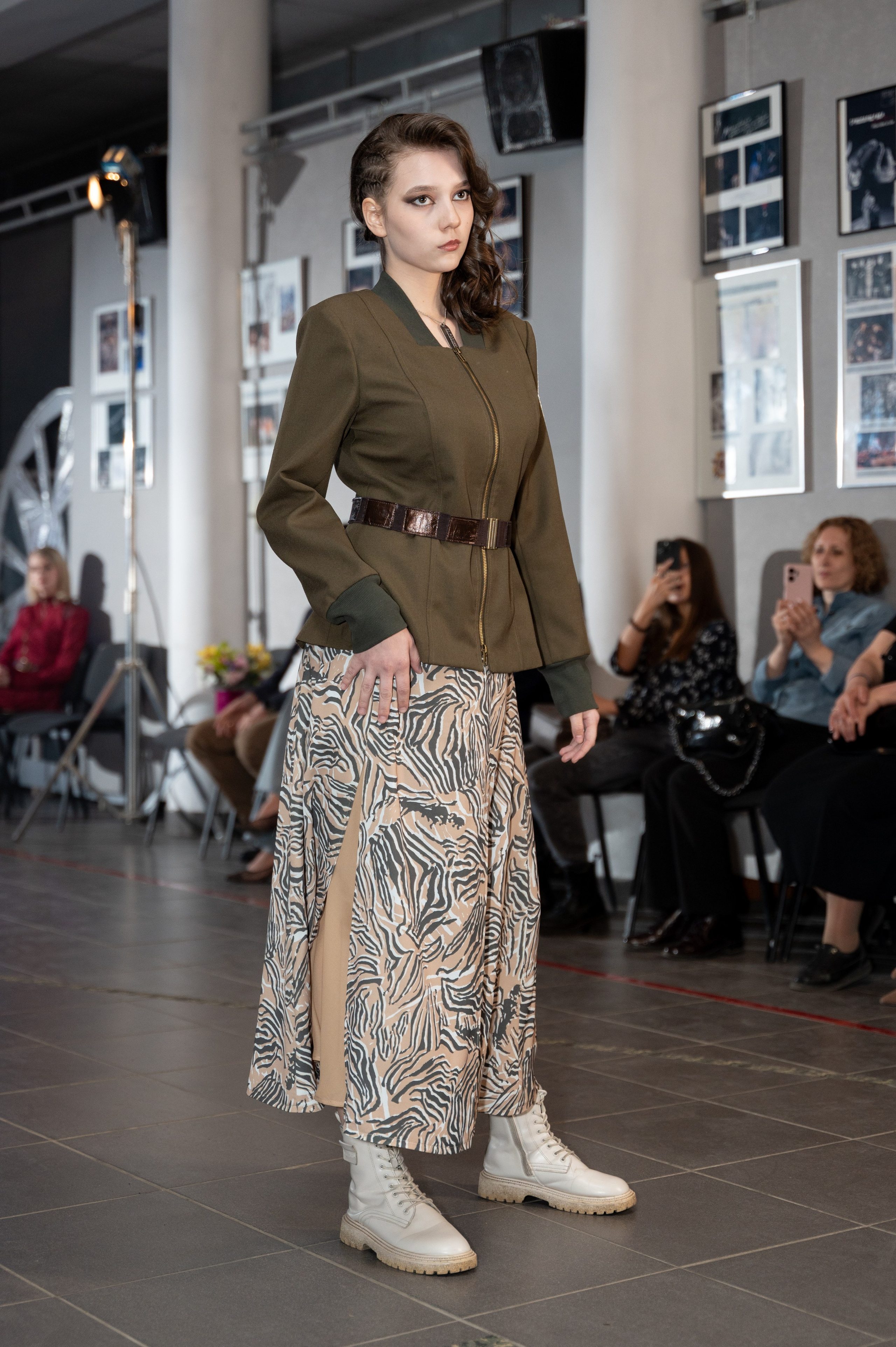 Закрытый показ милитари «Своя трансформация» дизайнера Юлии Бойченко | 24.04.2025. Фотограф в Омске Елизавета Кириллова