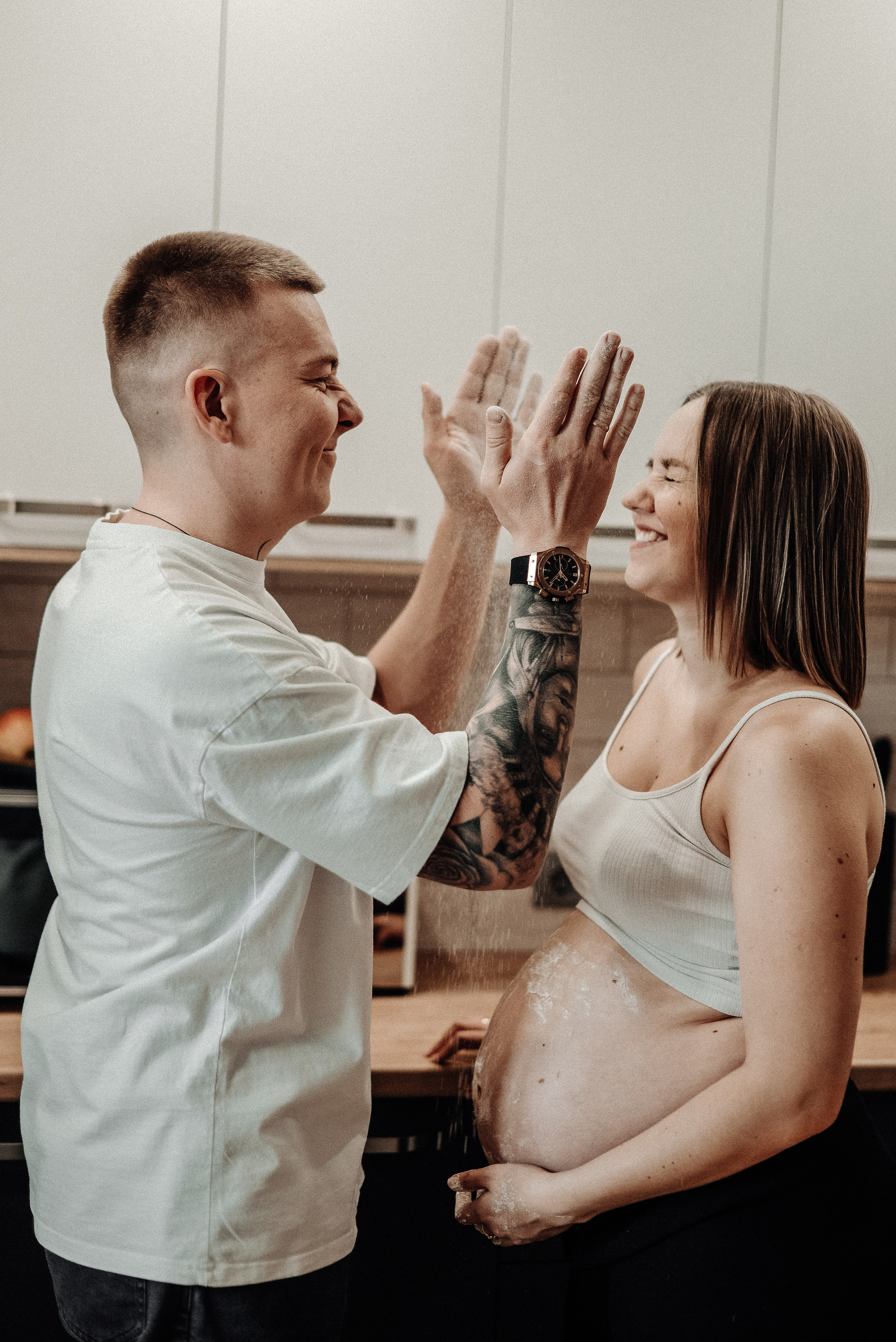 Миша и Ирина в ожидании чуда в домашней обстановке. Свадебный и портретный фотограф в Липецке Юлия Свит