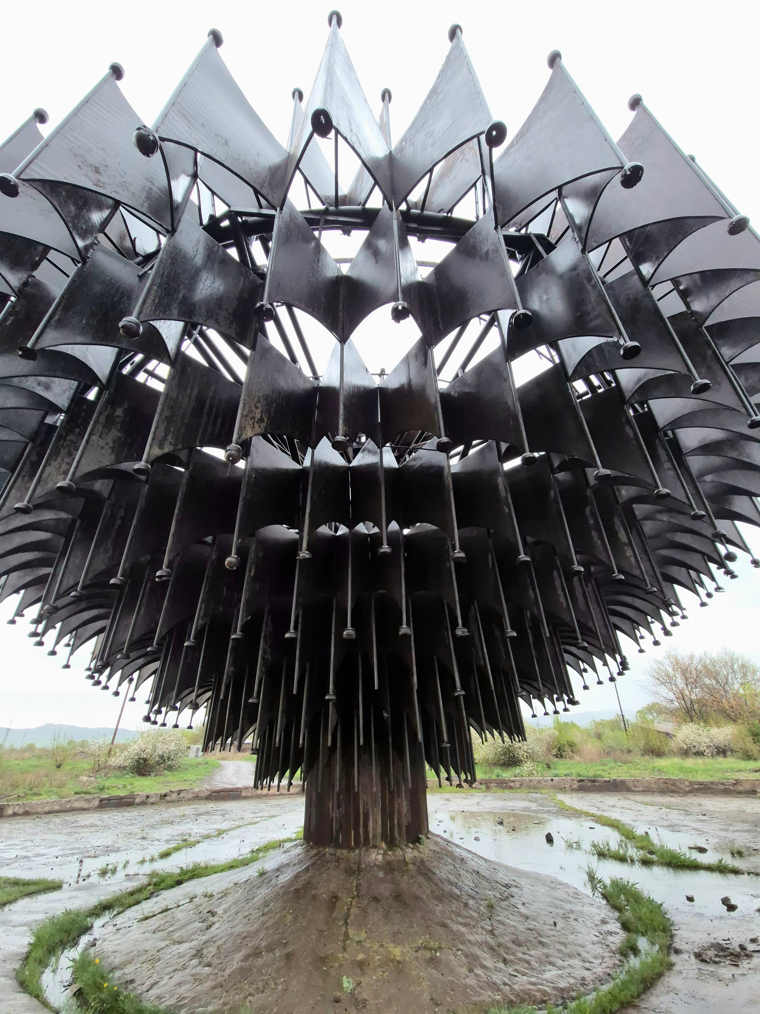 Фонтан "Дружба", расположен в парке на окраине города