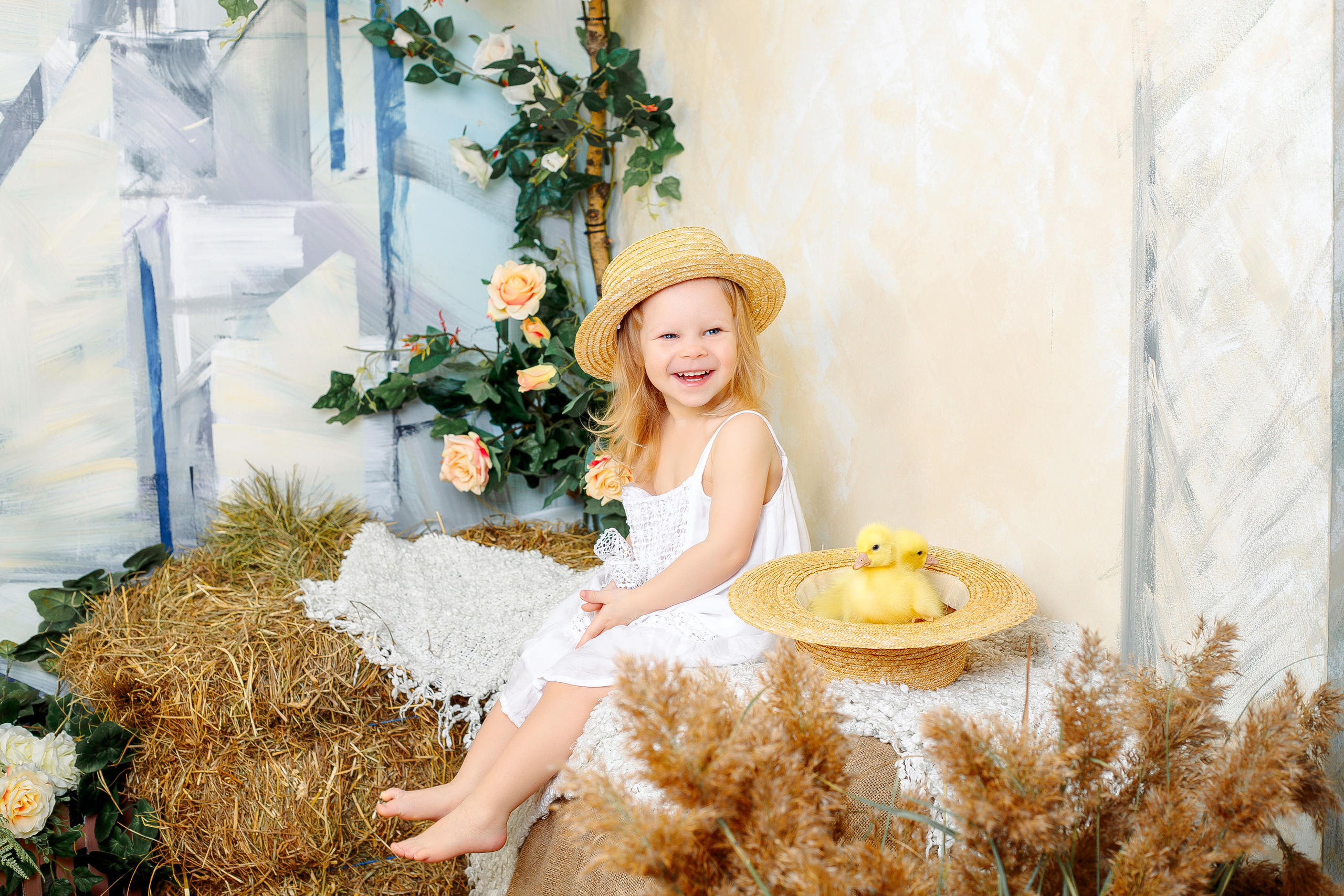 фотосессия девочки в белом платье на сене