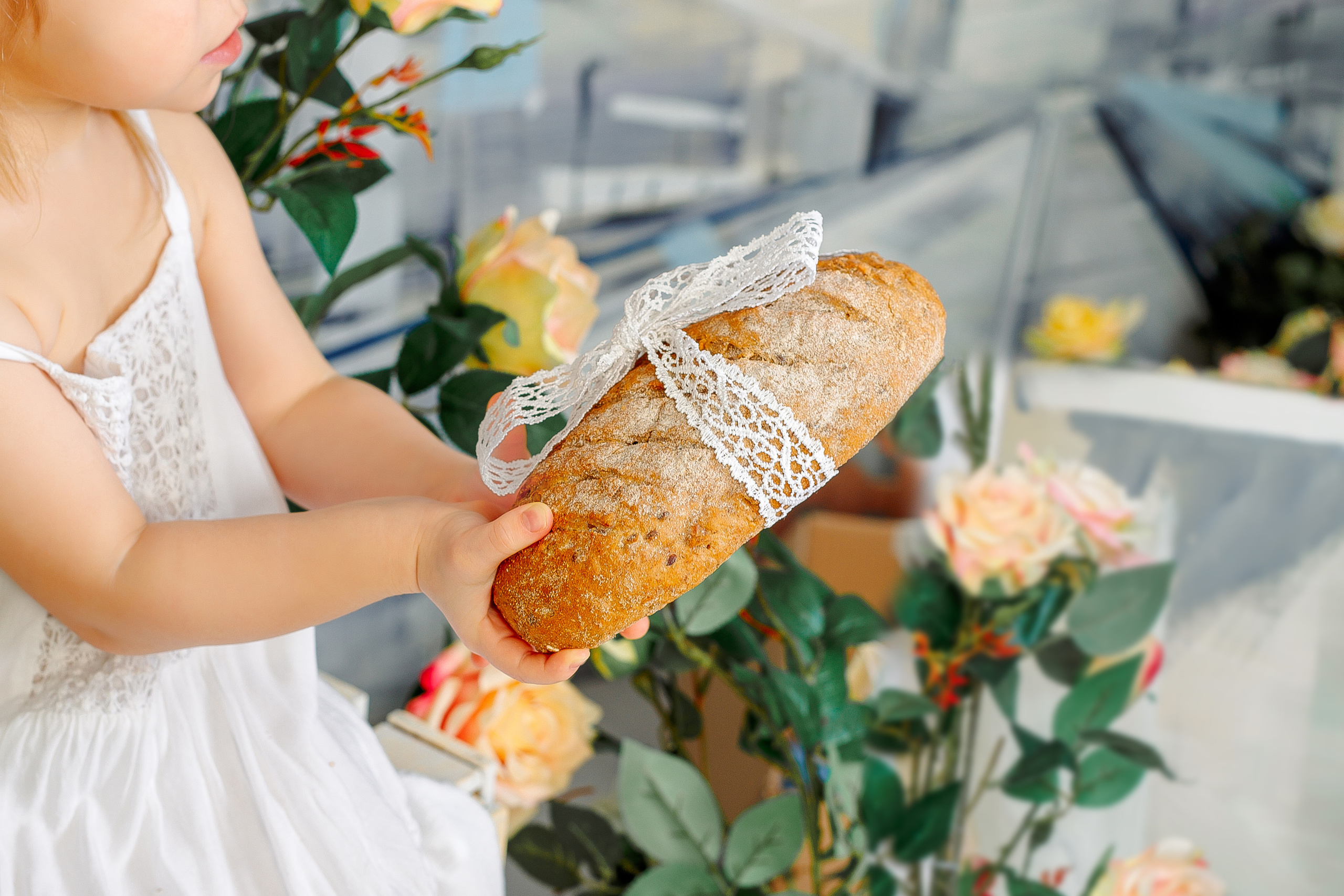 домашний хлеб в руках ребенка