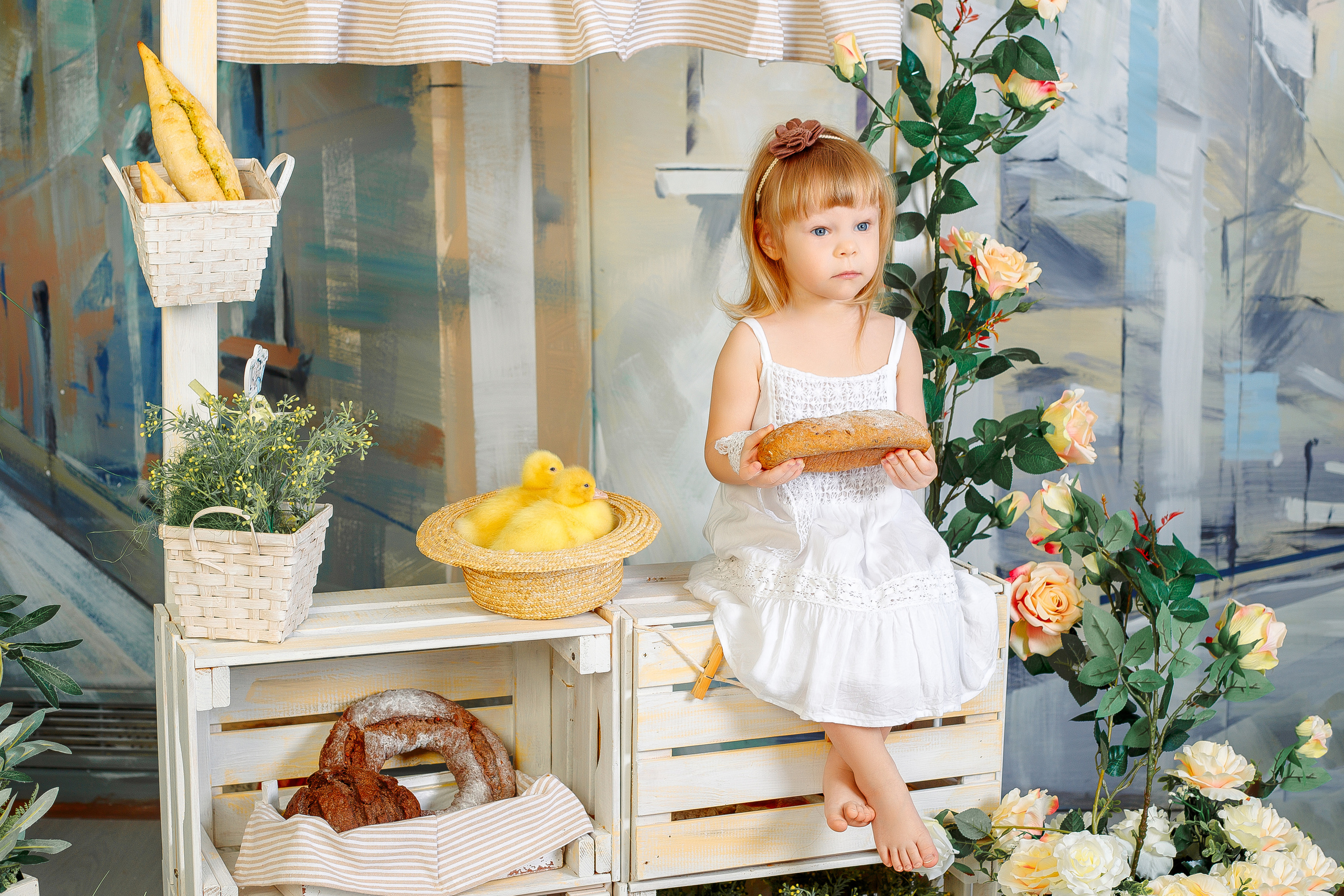 фотосессия девочка в белом платье сидит в беседке